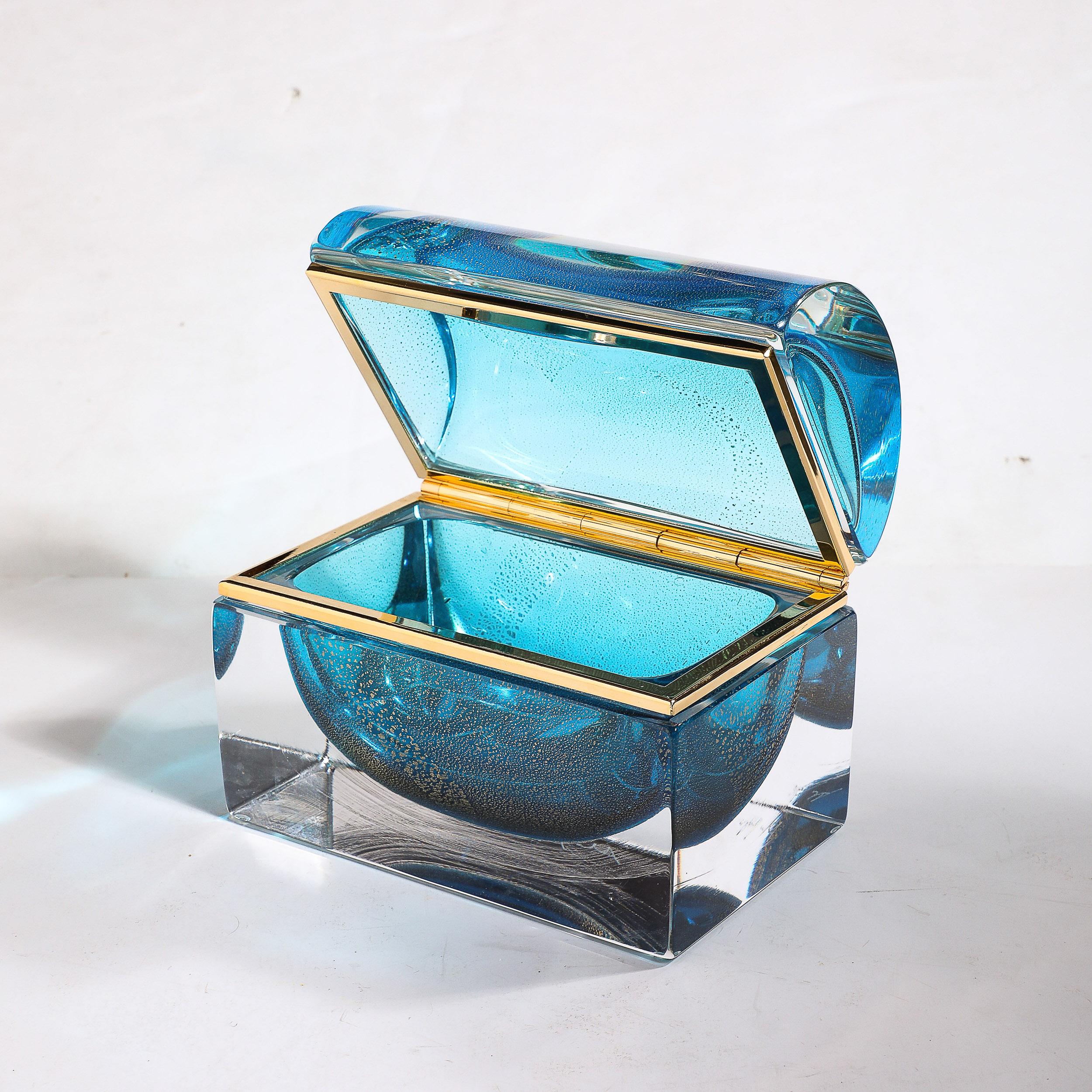 italien Boîte moderniste en verre de Murano soufflé à la main en aigue-marine avec touches d'or 24 carats en vente