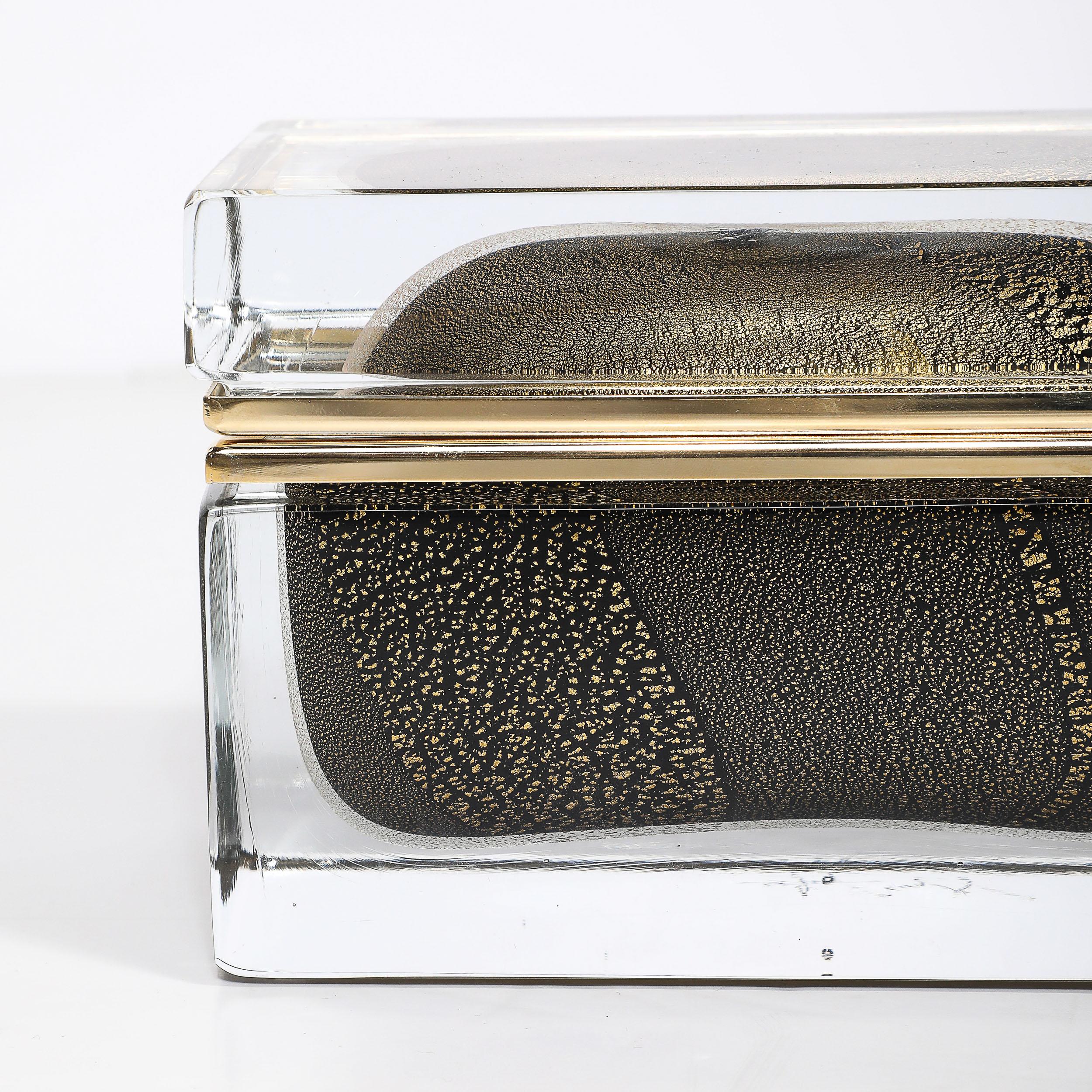 italien Boîte moderniste en verre de Murano soufflé à la main en noir avec mouchetures en or 24 carats et laiton en vente