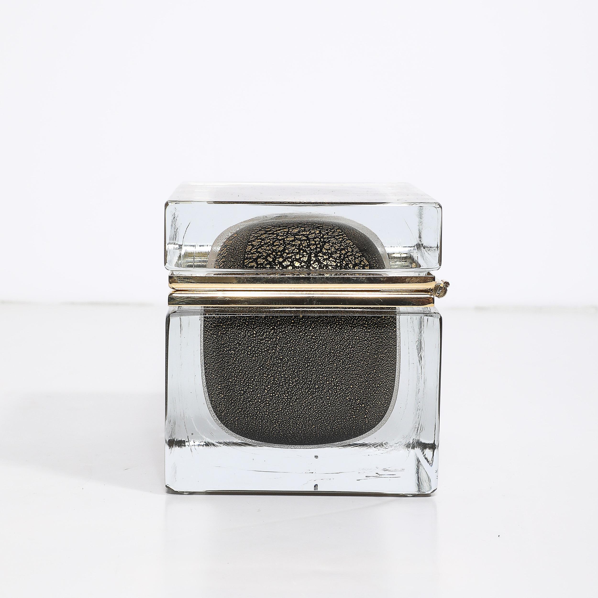Laiton Boîte moderniste en verre de Murano soufflé à la main en noir avec mouchetures en or 24 carats et laiton en vente