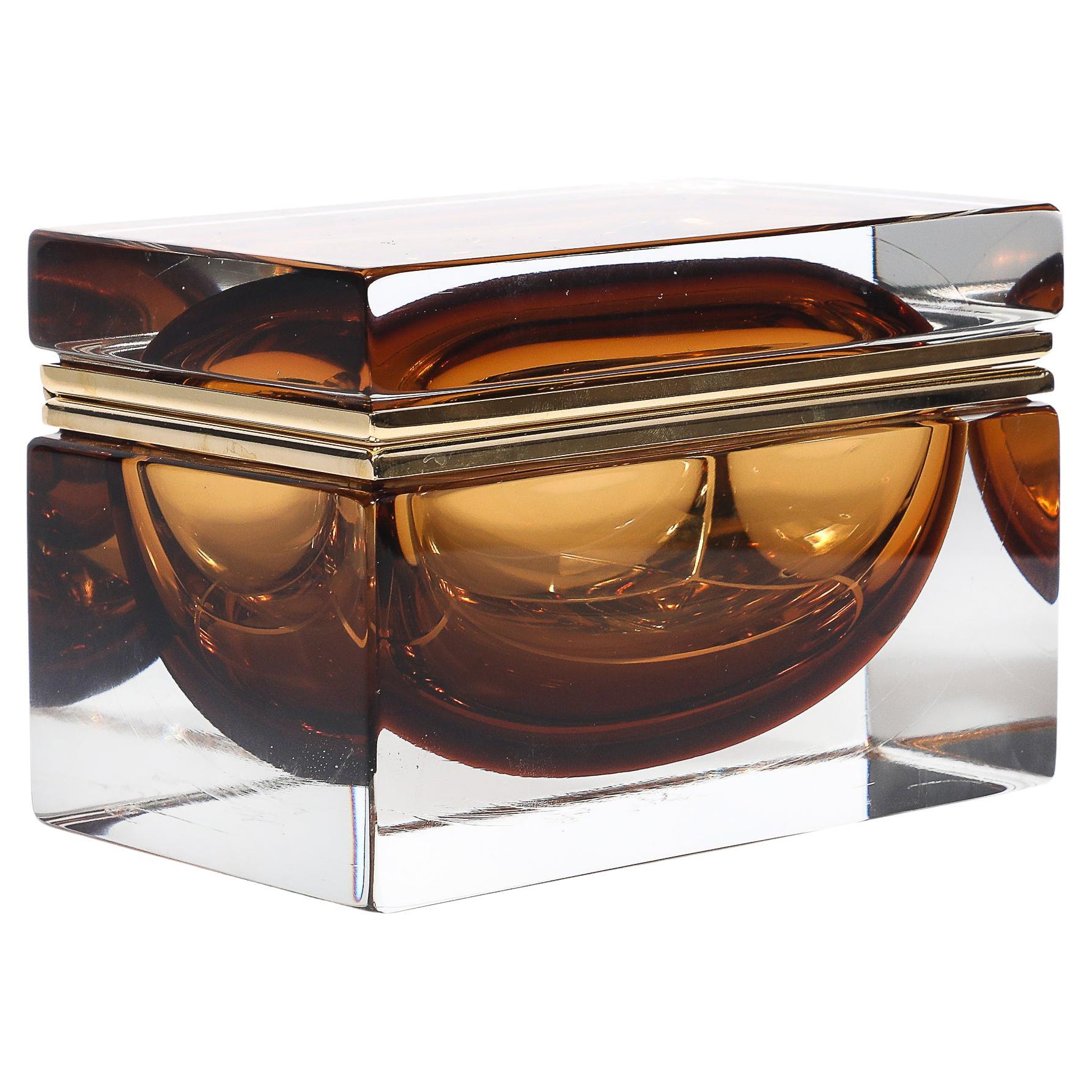Modernistische Dose aus mundgeblasenem Murano-Glas, tabakfarben  Mit polierten Messingbeschlägen