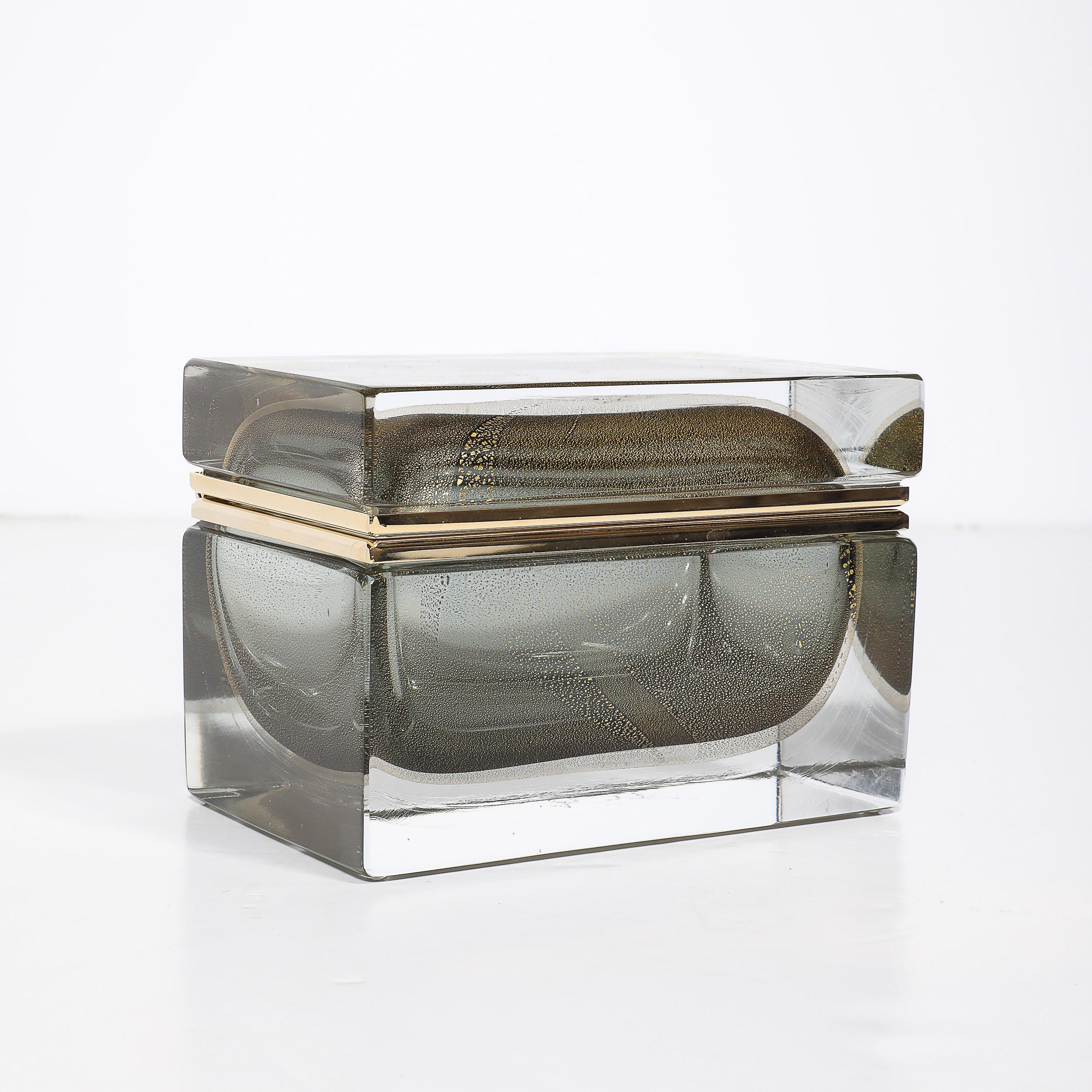 Boîte moderniste en verre de Murano soufflé à la main en vert atténué avec or et laiton 24 carats en vente 9