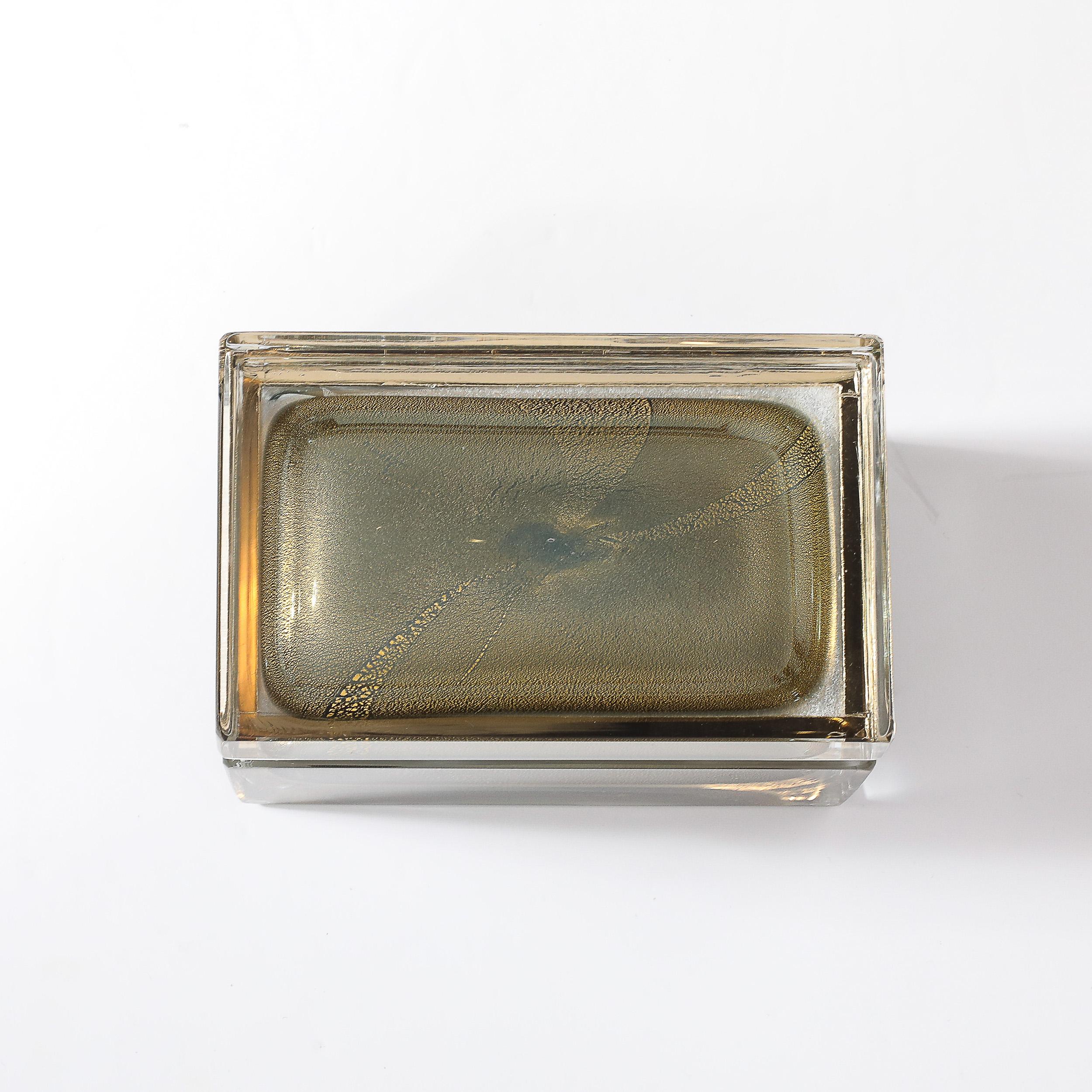 Cette boîte moderniste en verre de Murano soufflé à la main, d'un vert discret, est une pièce magnifique qui met en valeur l'éclat de l'artisanat vénitien traditionnel infusé dans l'esthétique du design contemporain. Fabriquée en Italie au XXIe