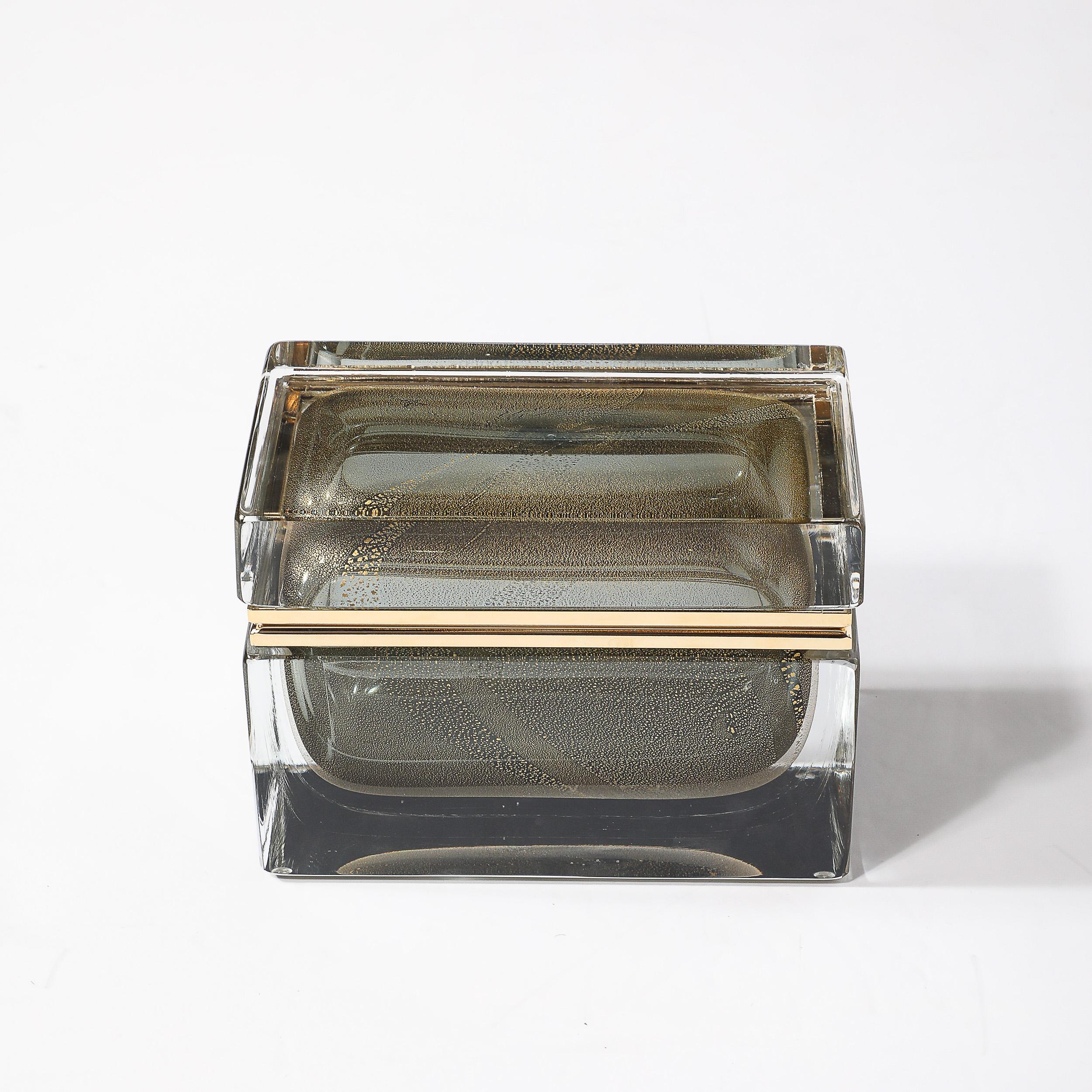 Boîte moderniste en verre de Murano soufflé à la main en vert atténué avec or et laiton 24 carats Neuf - En vente à New York, NY