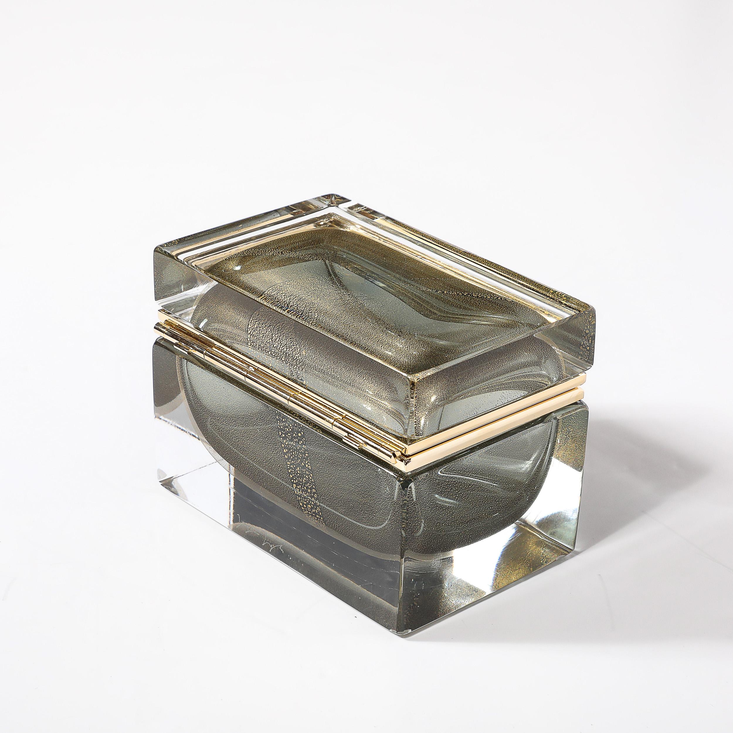 Boîte moderniste en verre de Murano soufflé à la main en vert atténué avec or et laiton 24 carats en vente 1
