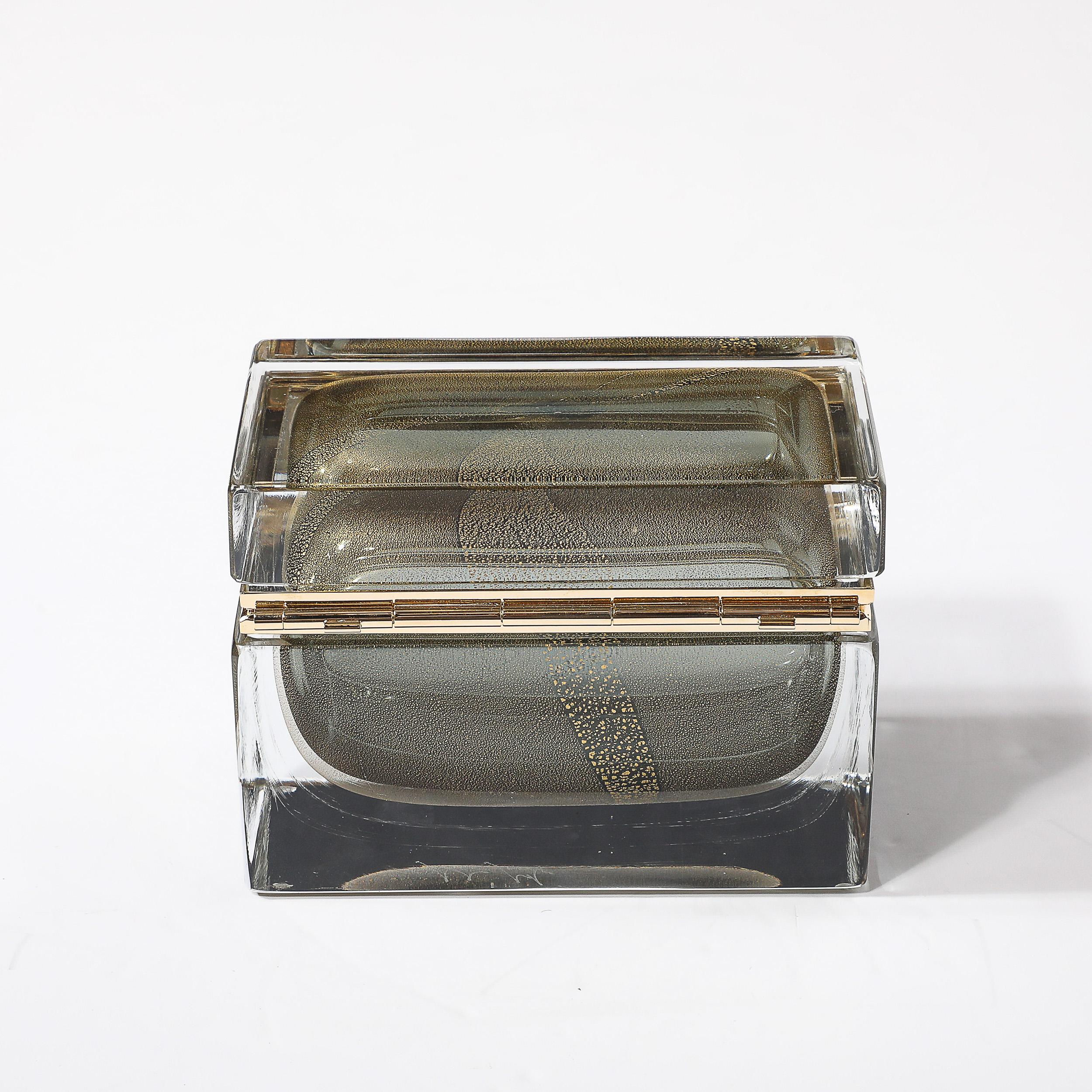 Boîte moderniste en verre de Murano soufflé à la main en vert atténué avec or et laiton 24 carats en vente 2