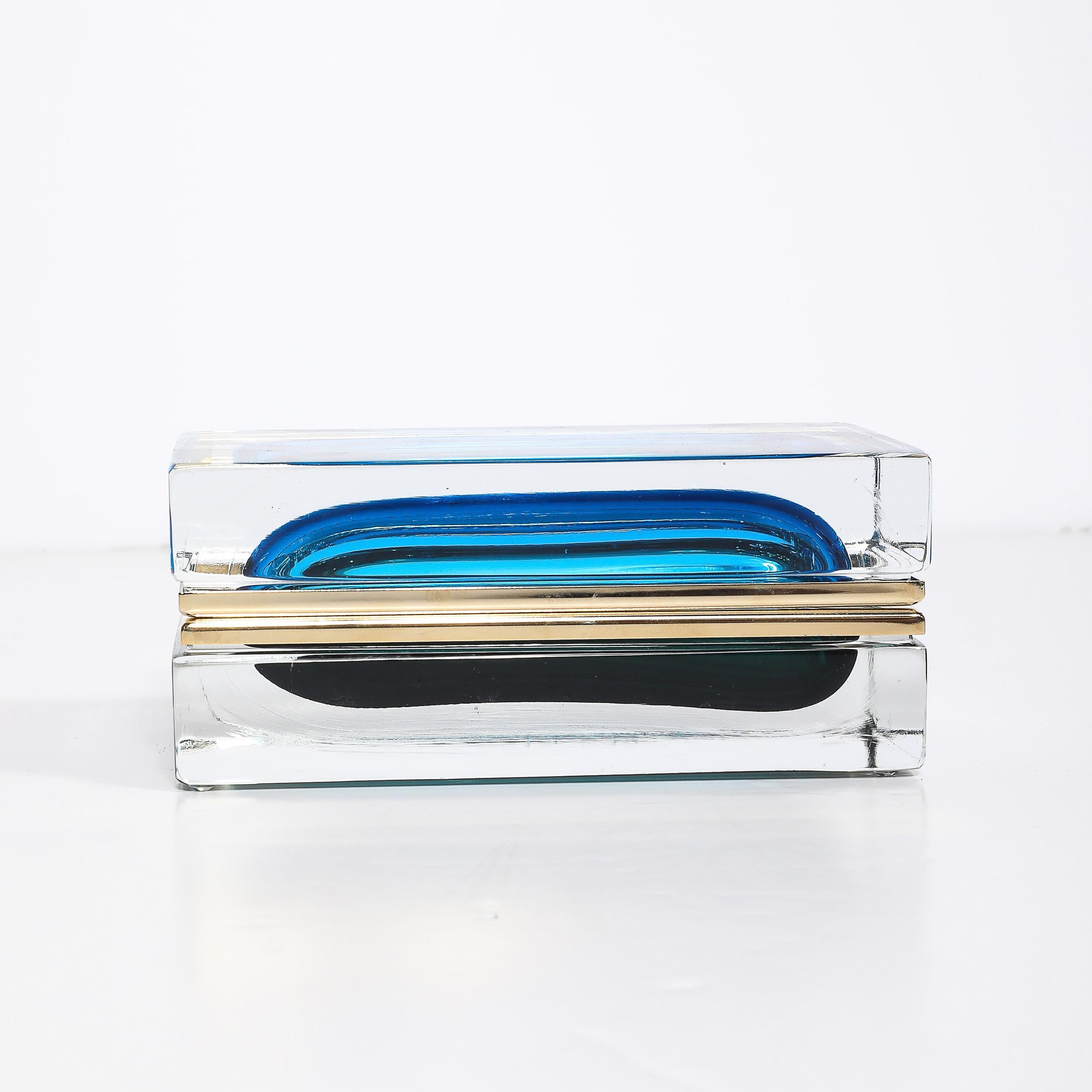 Questo cofanetto modernista in vetro di Murano soffiato a mano in colore ultramarino e ftalo è una straordinaria miscela di colori audaci, artigianato e design contemporaneo. Realizzata a Murano, in Italia, nel XXI secolo, questa scatola in vetro