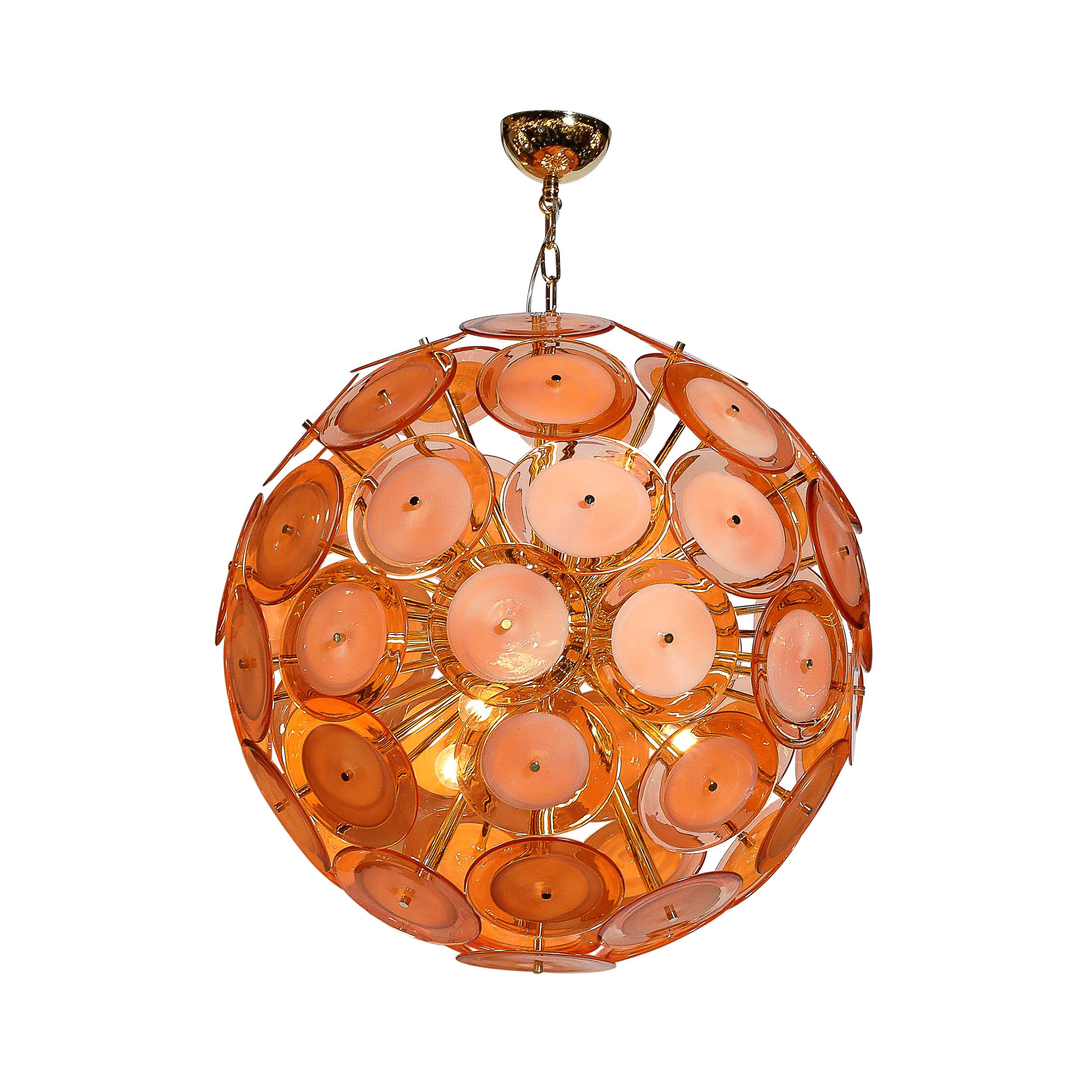 Ce lustre Sputnik à disque en verre de Murano soufflé à la main, de couleur frappante et bien équilibré, en abricot fumé, provient d'Italie au cours du 21e siècle. Feal présente un Sputnik rond composé de disques de verre de Murano soufflés à la