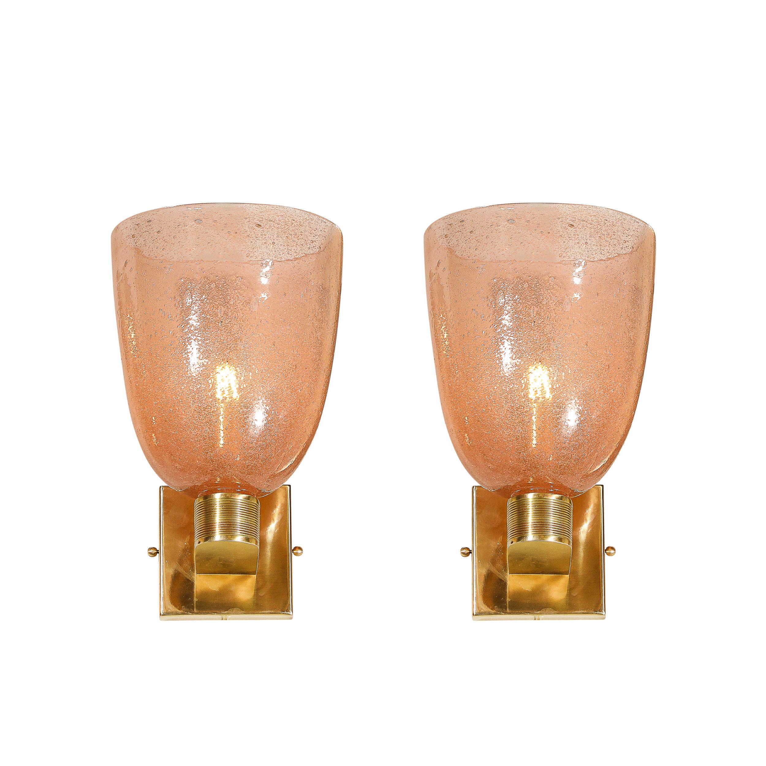 Dieses gut skalierte und elegante Paar modernistischer mundgeblasener Murano-Glas Pulegoso-Leuchten in Rauchrosa und Messingbeschlägen stammt aus dem Italien des 21. Jahrhunderts. Die Schirme sind aus mundgeblasenem Murano-Glas in einem