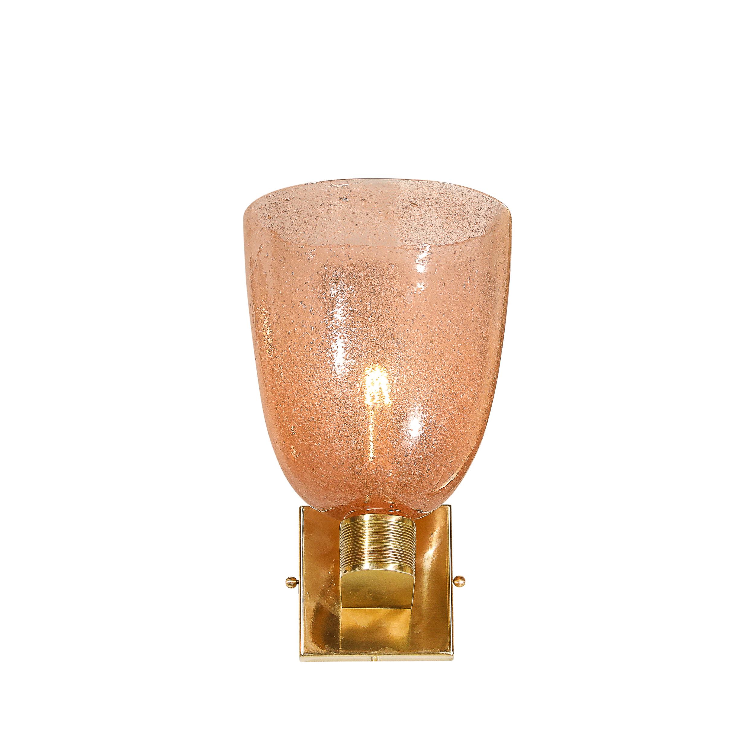 Modernistische Wandleuchter aus mundgeblasenem Murano-Glas Pulegoso in Rauchrosa und Messing (Italienisch) im Angebot