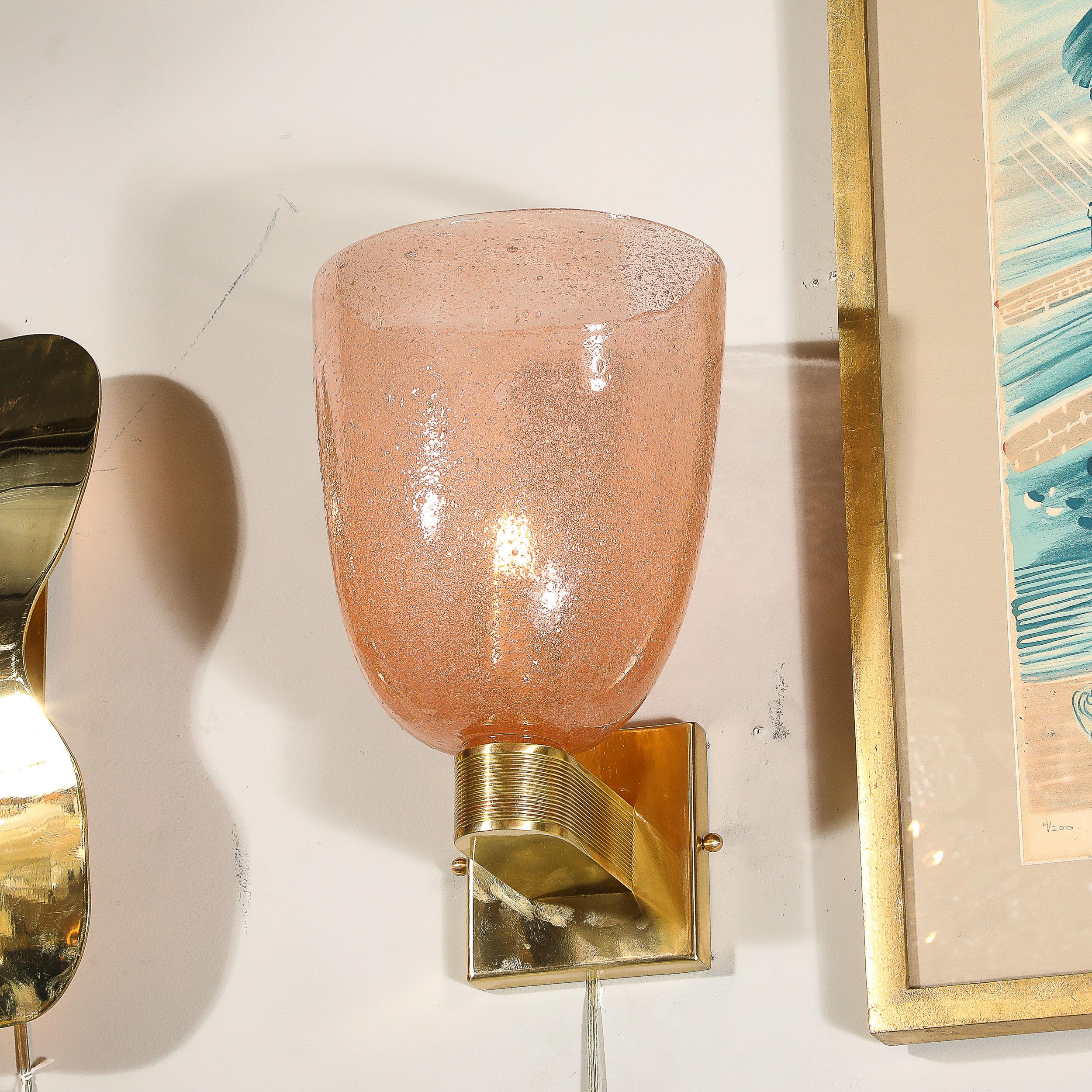 Modernistische Wandleuchter aus mundgeblasenem Murano-Glas Pulegoso in Rauchrosa und Messing im Zustand „Neu“ im Angebot in New York, NY