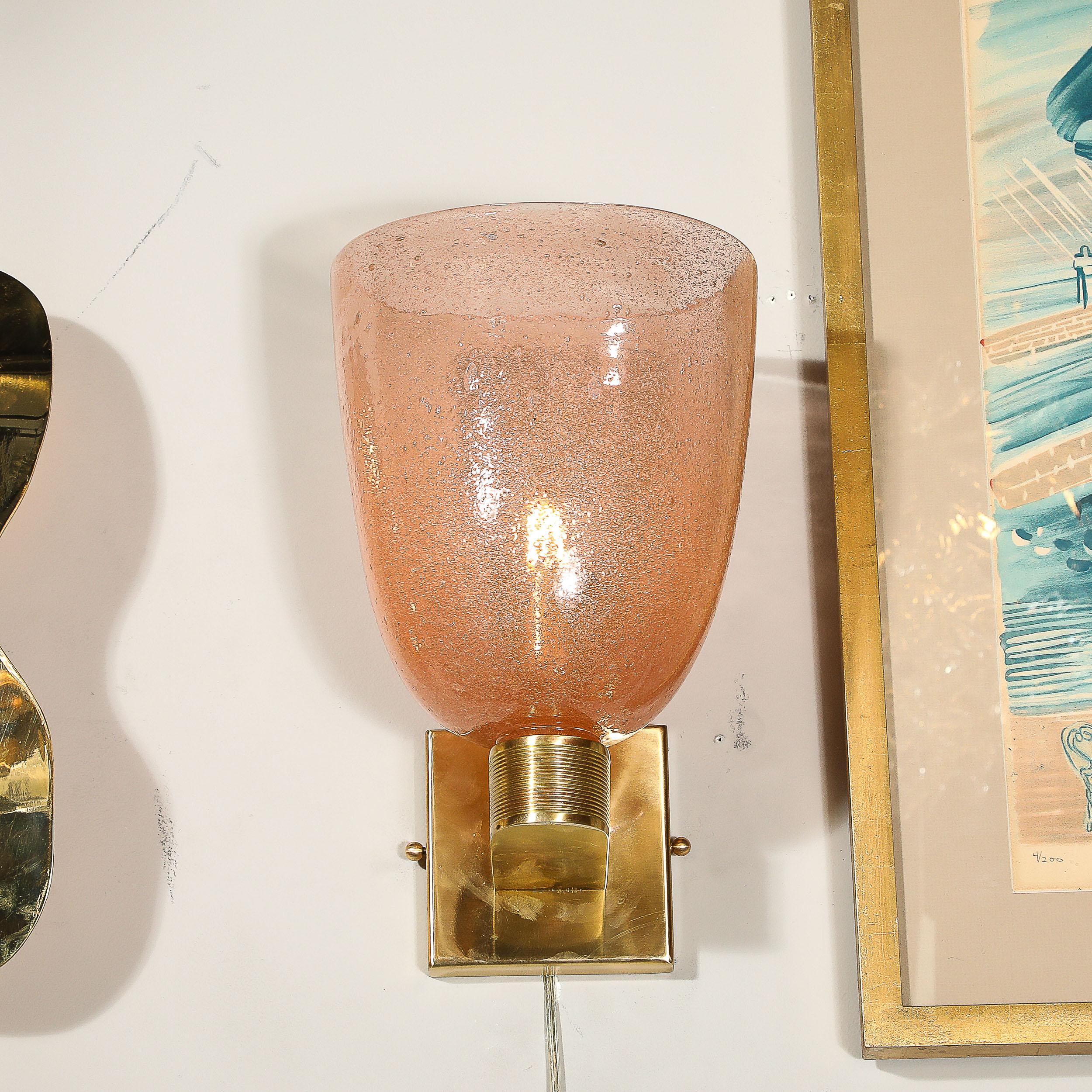 Modernistische Wandleuchter aus mundgeblasenem Murano-Glas Pulegoso in Rauchrosa und Messing (21. Jahrhundert und zeitgenössisch) im Angebot