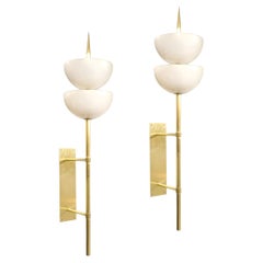 Apliques modernistas de latón cepillado con forma de cúpula invertida de cristal de Murano soplado a mano