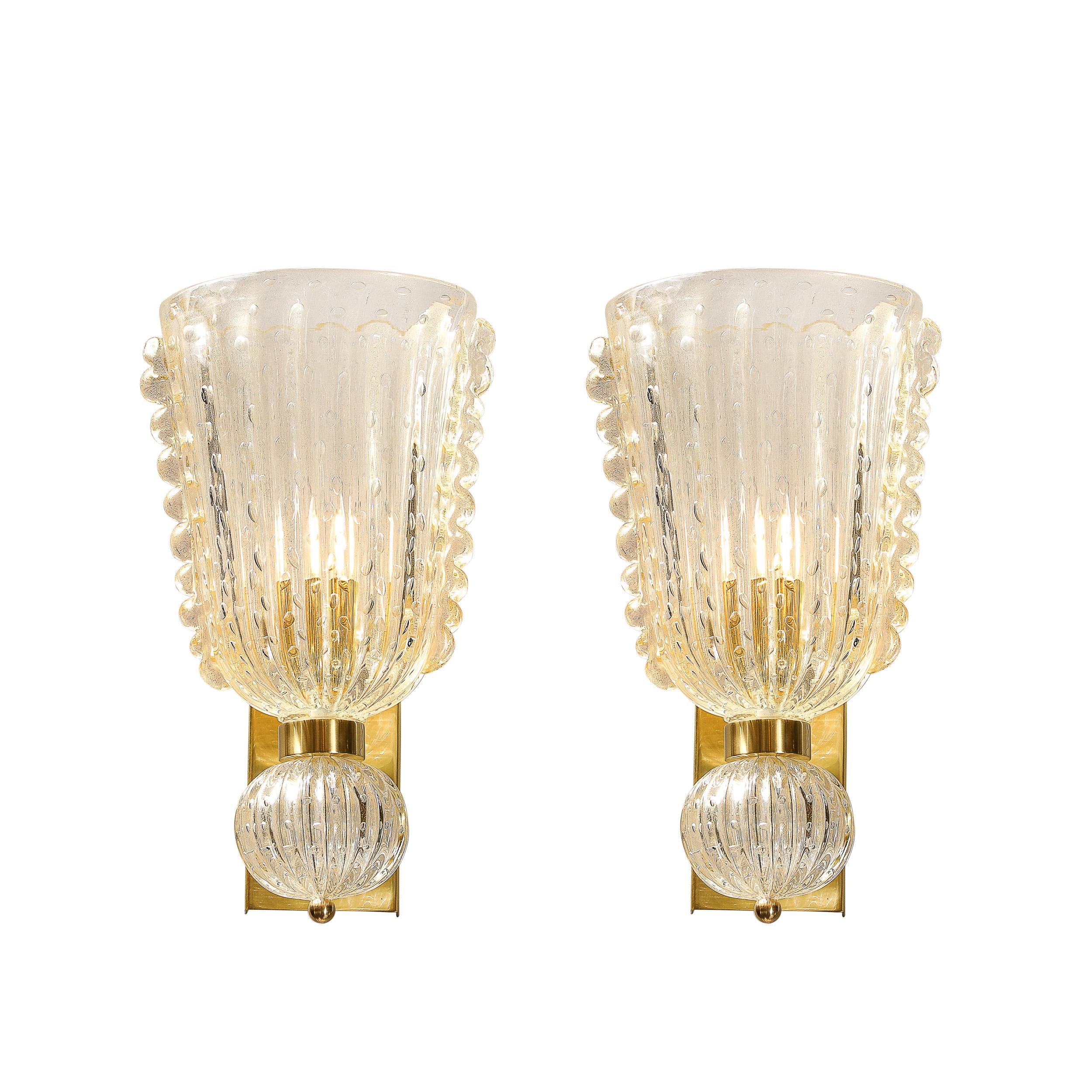 Cette paire raffinée d'appliques modernistes en verre de Murano soufflé à la main témoigne d'un savoir-faire italien exceptionnel et d'une élégance contemporaine. Créées en Italie au 21e siècle, ces appliques présentent un verre méticuleusement