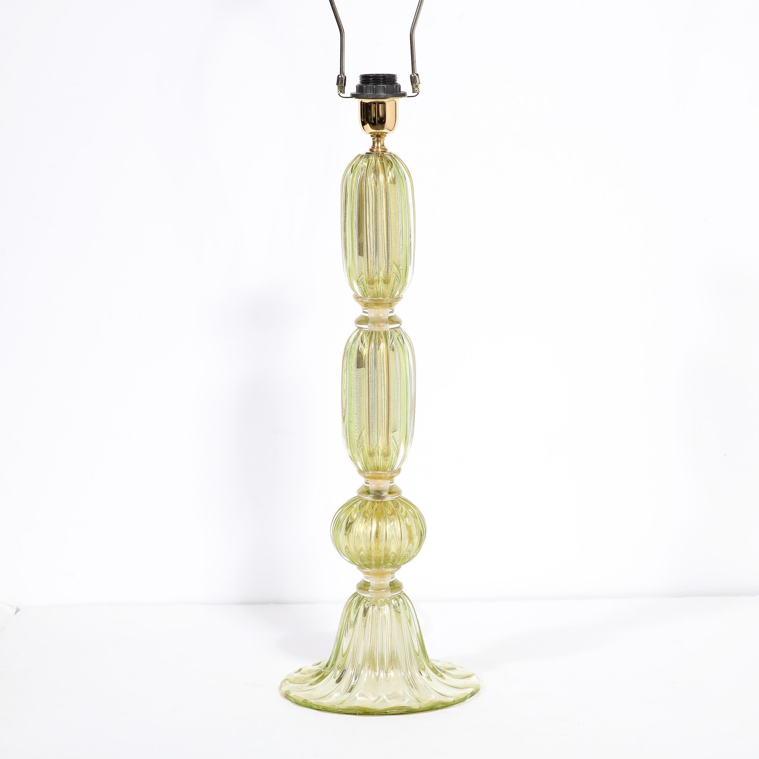 Modernistische Tischlampe aus mundgeblasenem Murano-Glas in Peridot mit 24 Karat Goldflecken im Angebot 1