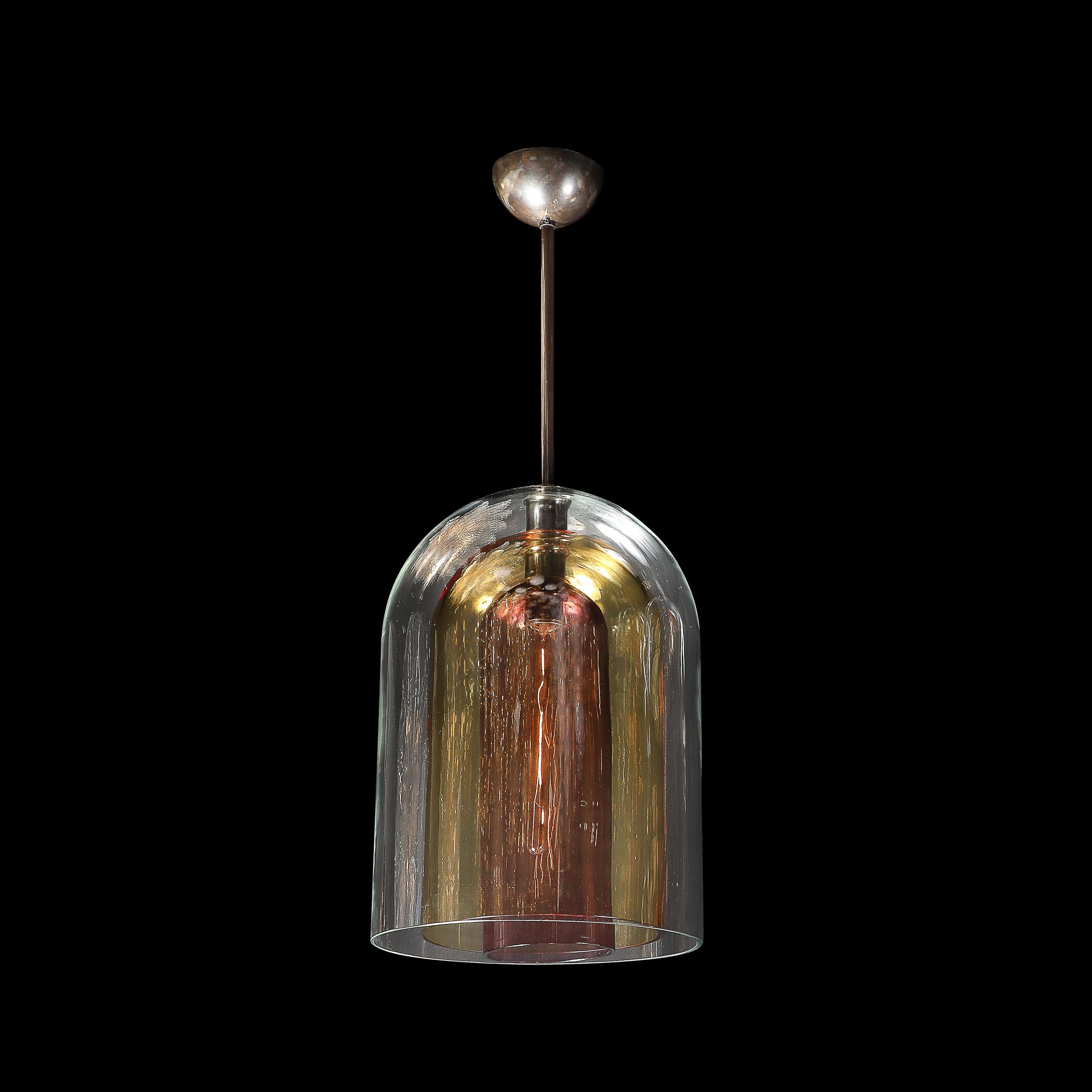 Ce lustre moderniste saisissant met en valeur l'art du verre de Murano soufflé à la main, avec des formes de dôme à trois niveaux dans un mélange captivant de teintes claires, ambrées et de sirah fumé. Le mélange harmonieux des couleurs et l'élégant