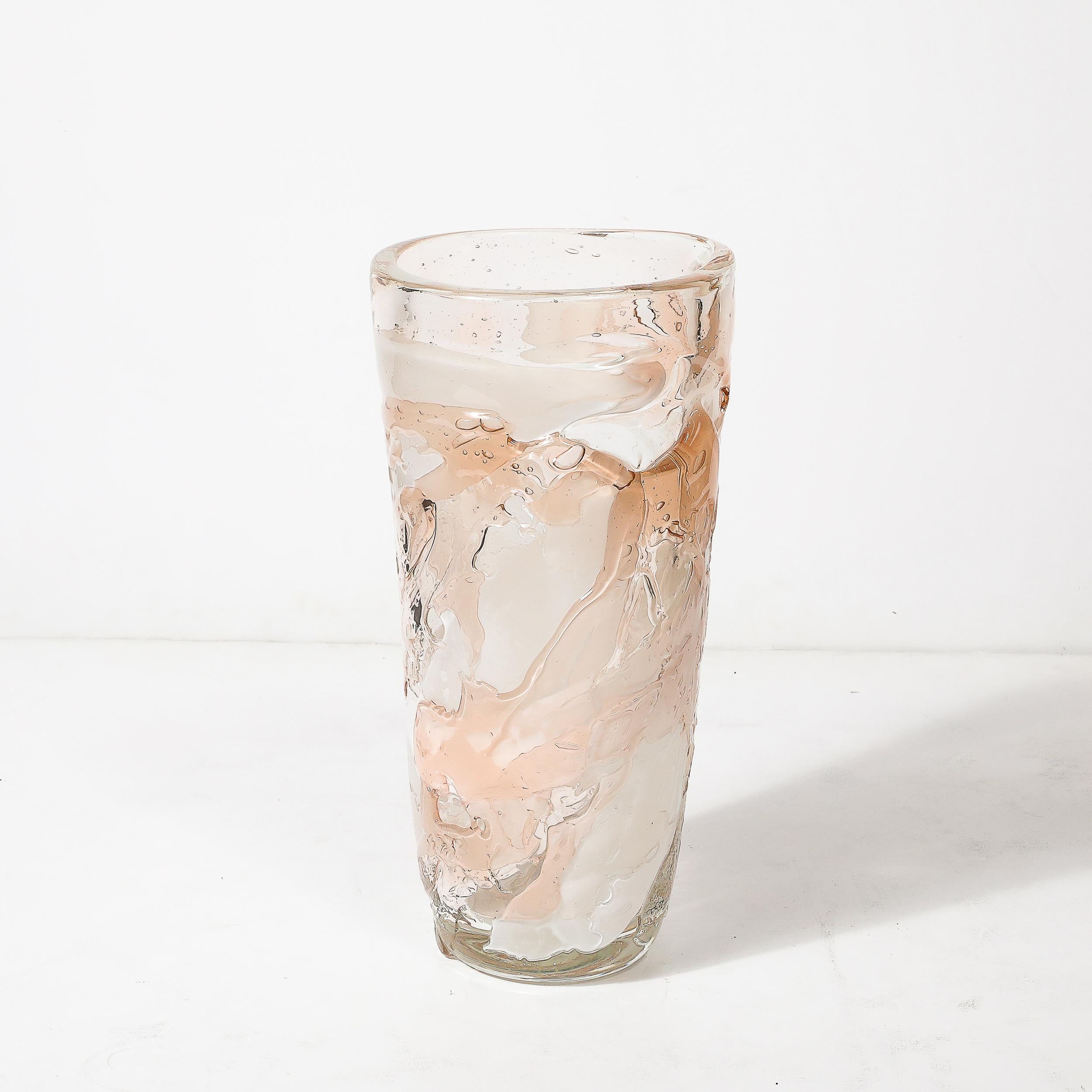 Vase moderniste en verre de Murano soufflé à la main dans des teintes abstraites et texturées de blanc et d'abricot en vente 3