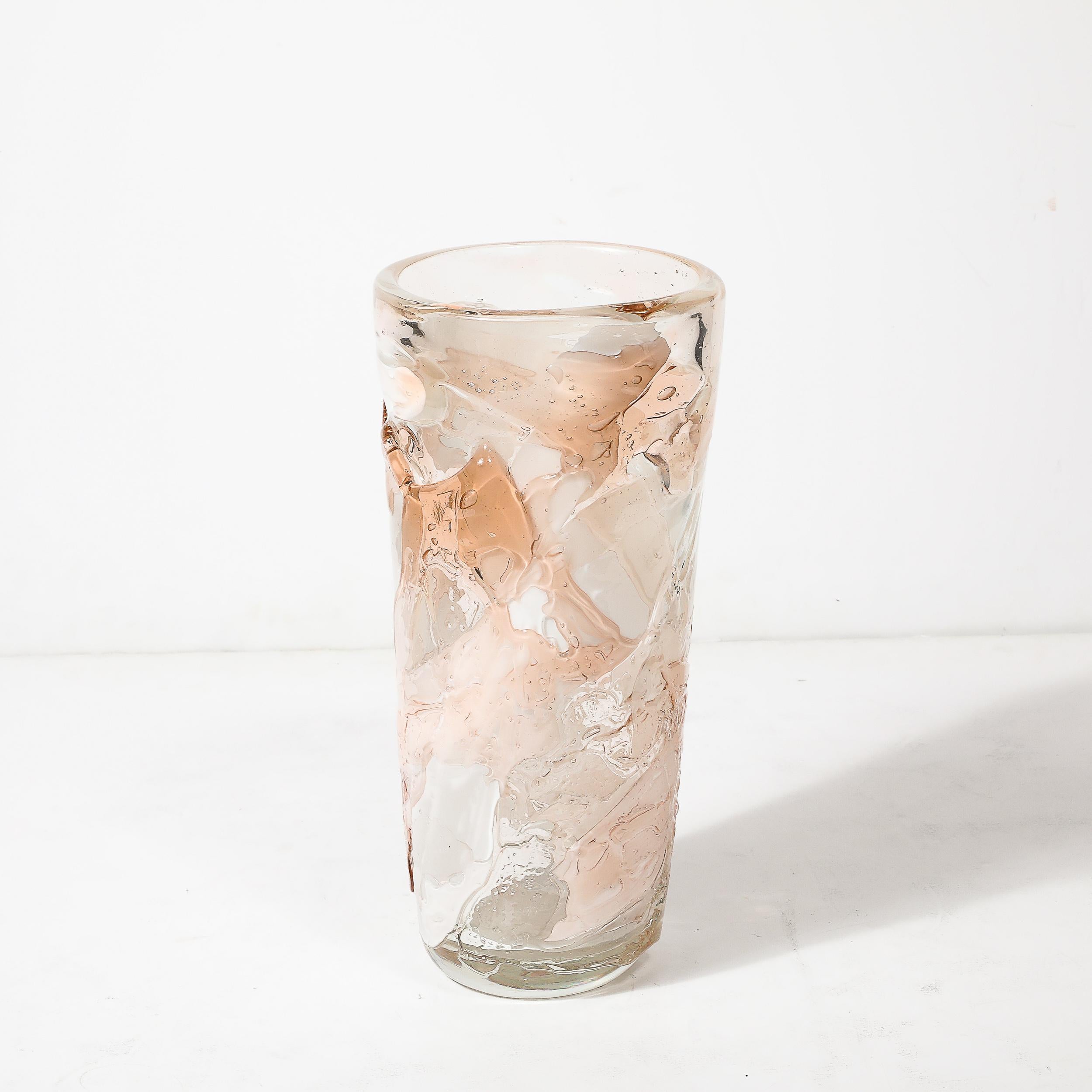 Vase moderniste en verre de Murano soufflé à la main dans des teintes abstraites et texturées de blanc et d'abricot en vente 5