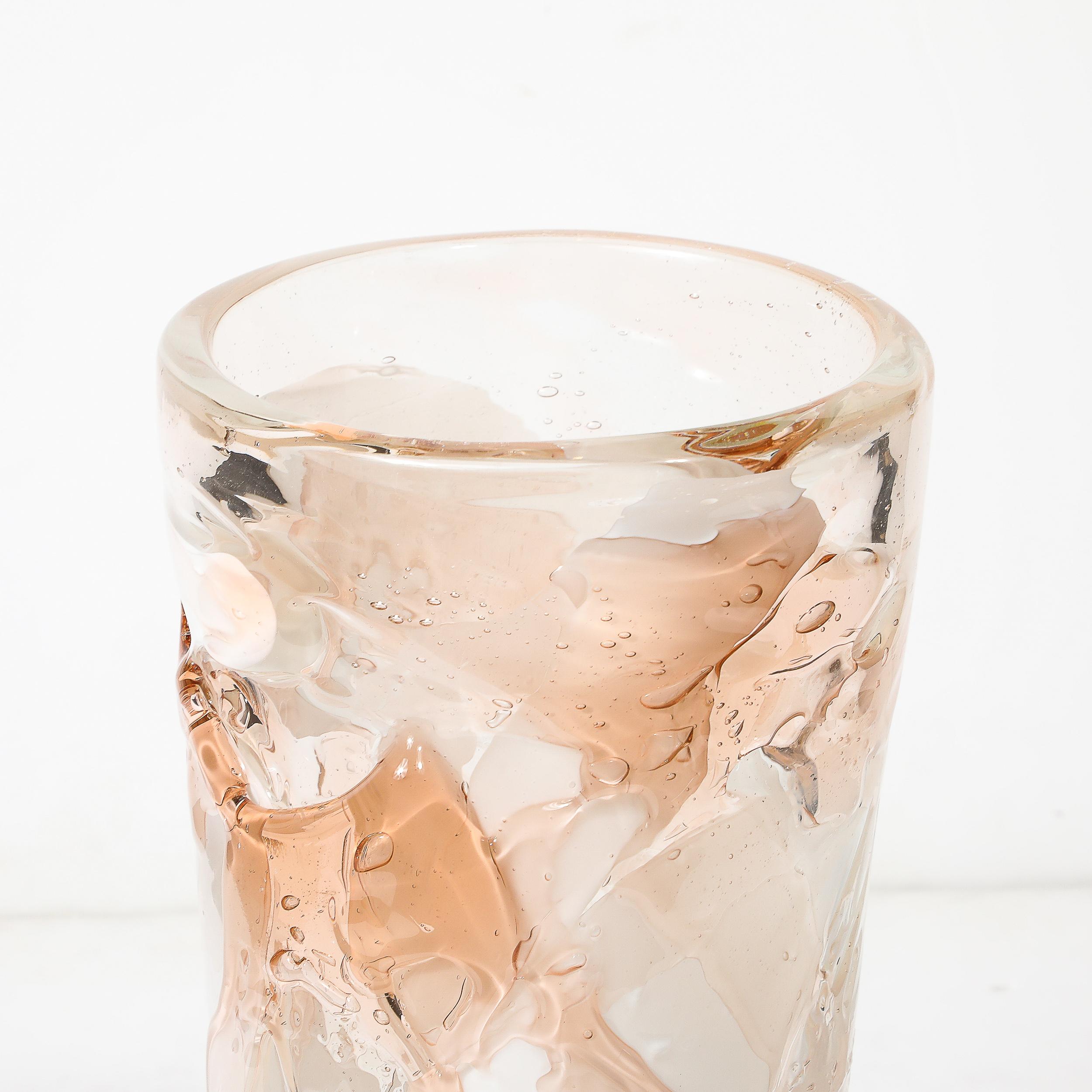 Vase moderniste en verre de Murano soufflé à la main dans des teintes abstraites et texturées de blanc et d'abricot en vente 6