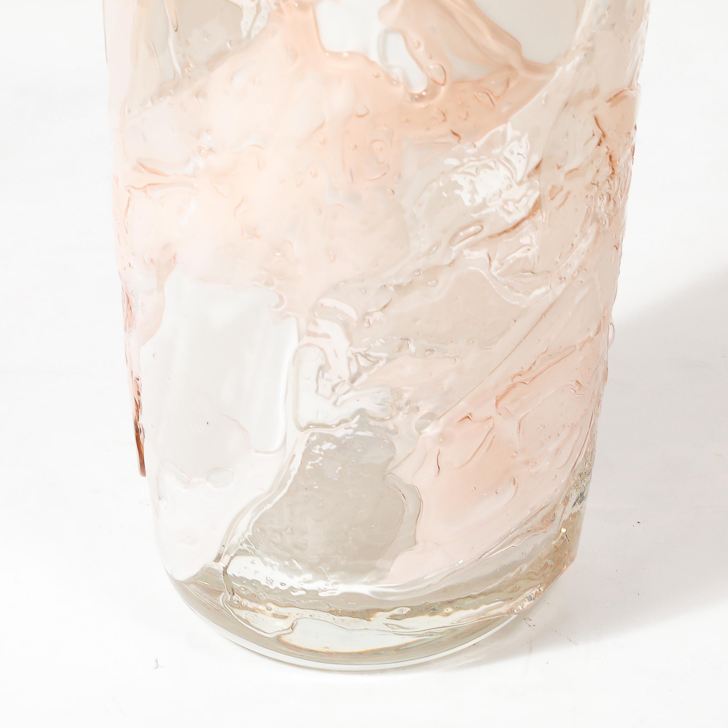 Vase moderniste en verre de Murano soufflé à la main dans des teintes abstraites et texturées de blanc et d'abricot en vente 7