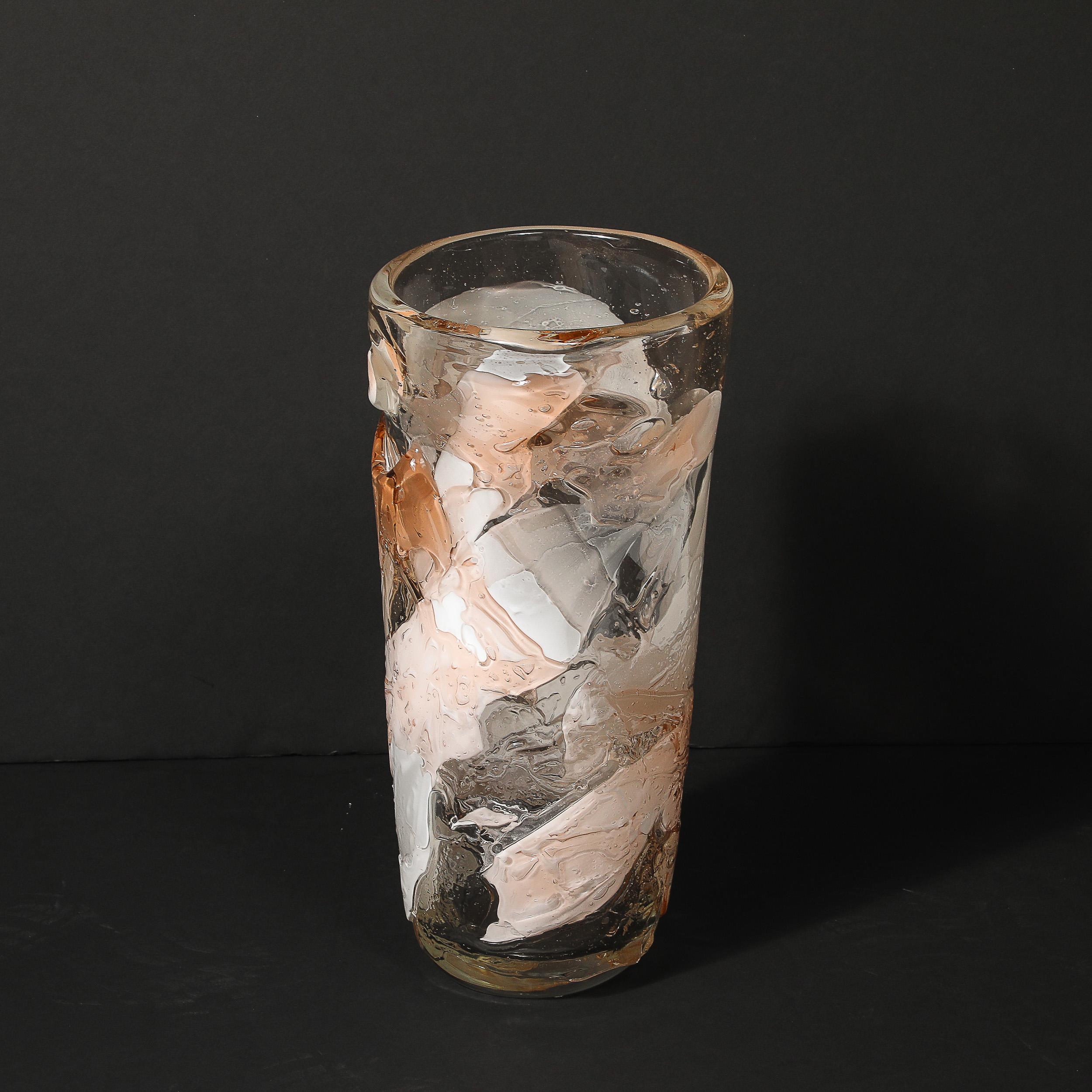 Vase moderniste en verre de Murano soufflé à la main dans des teintes abstraites et texturées de blanc et d'abricot en vente 10