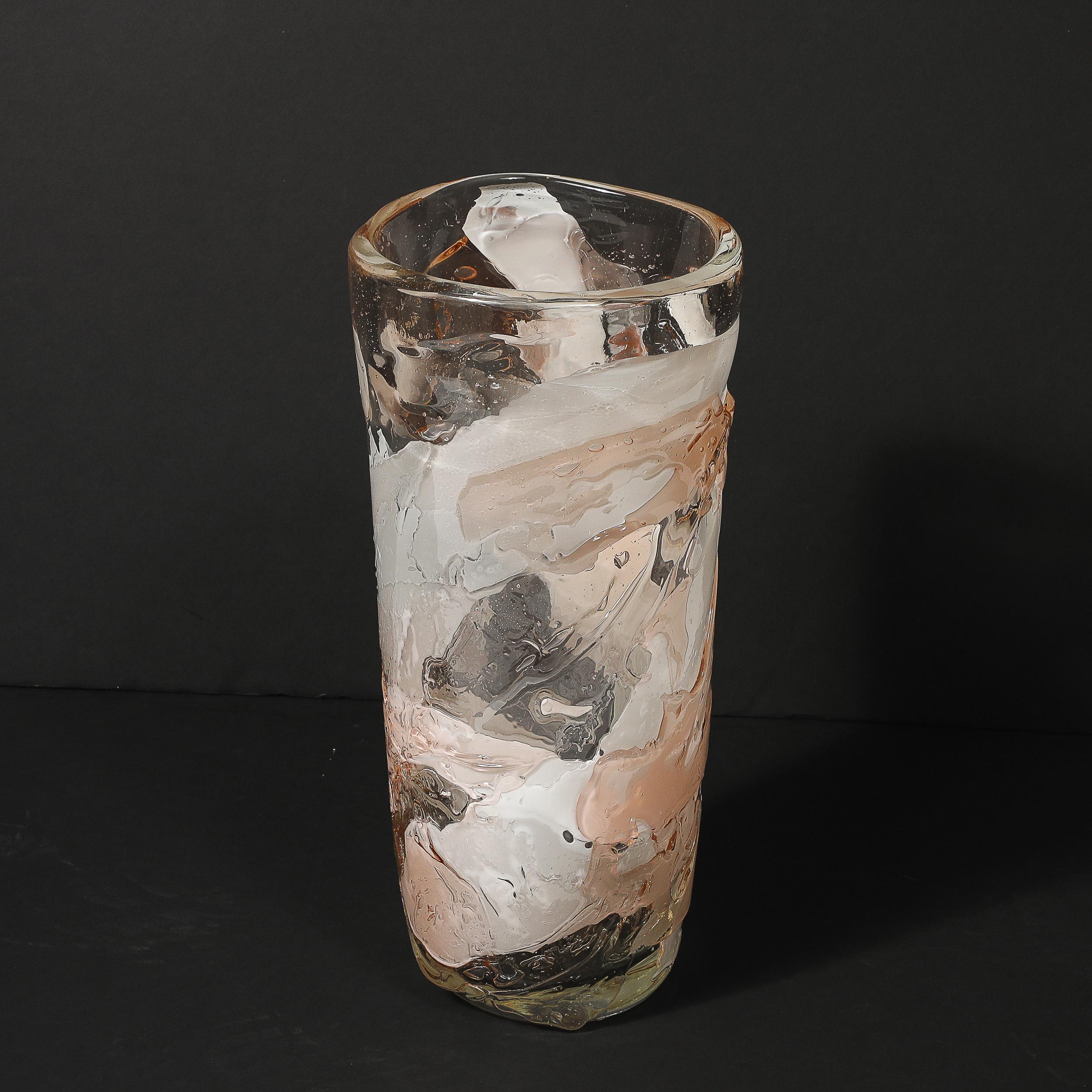 Vase moderniste en verre de Murano soufflé à la main dans des teintes abstraites et texturées de blanc et d'abricot en vente 12