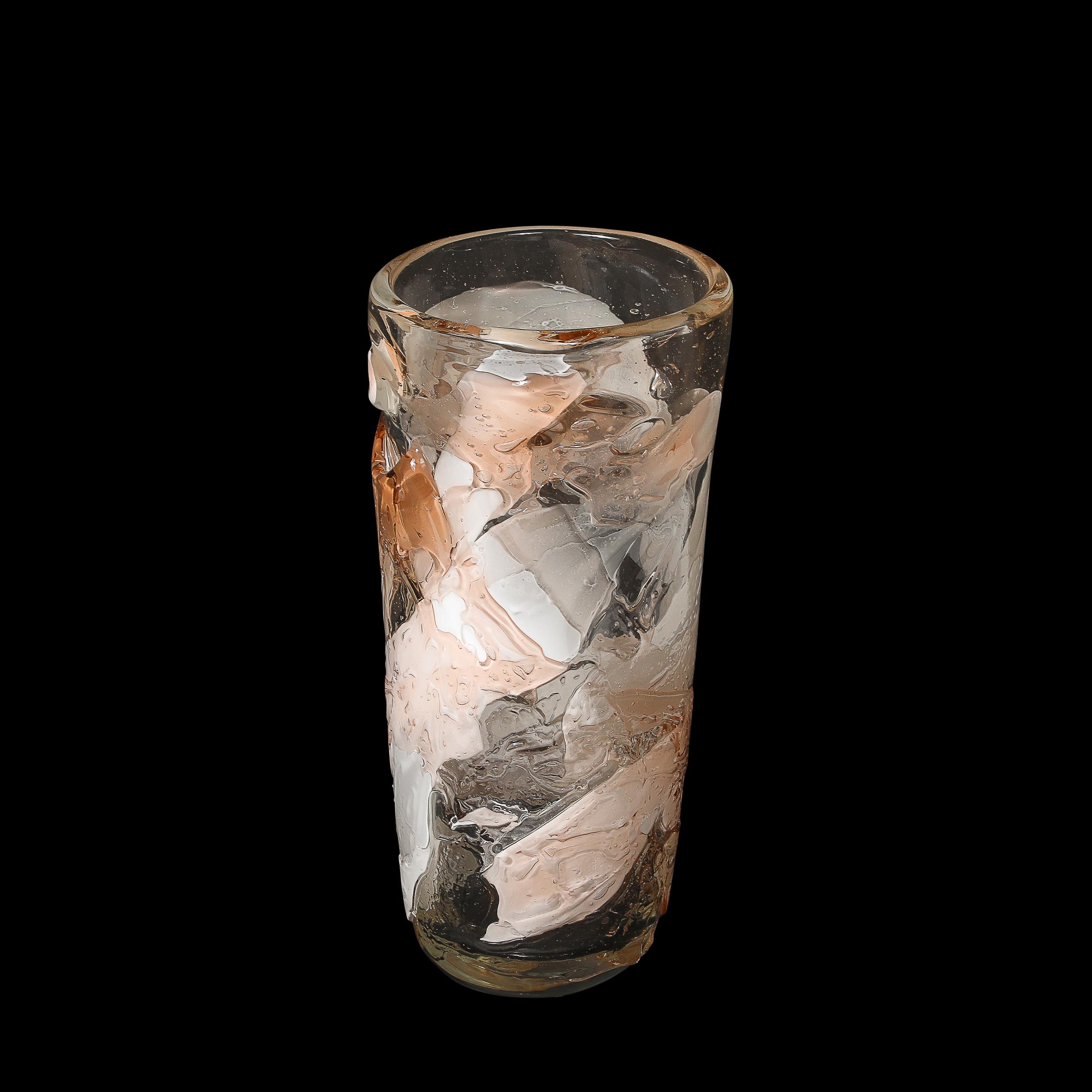 Ce vase frappant en verre de Murano est une merveille moderniste, soufflé à la main en couches texturées de tons blancs et abricot avec une fluidité abstraite. Conçu en Italie, ce vase allie l'expression artistique contemporaine à la tradition