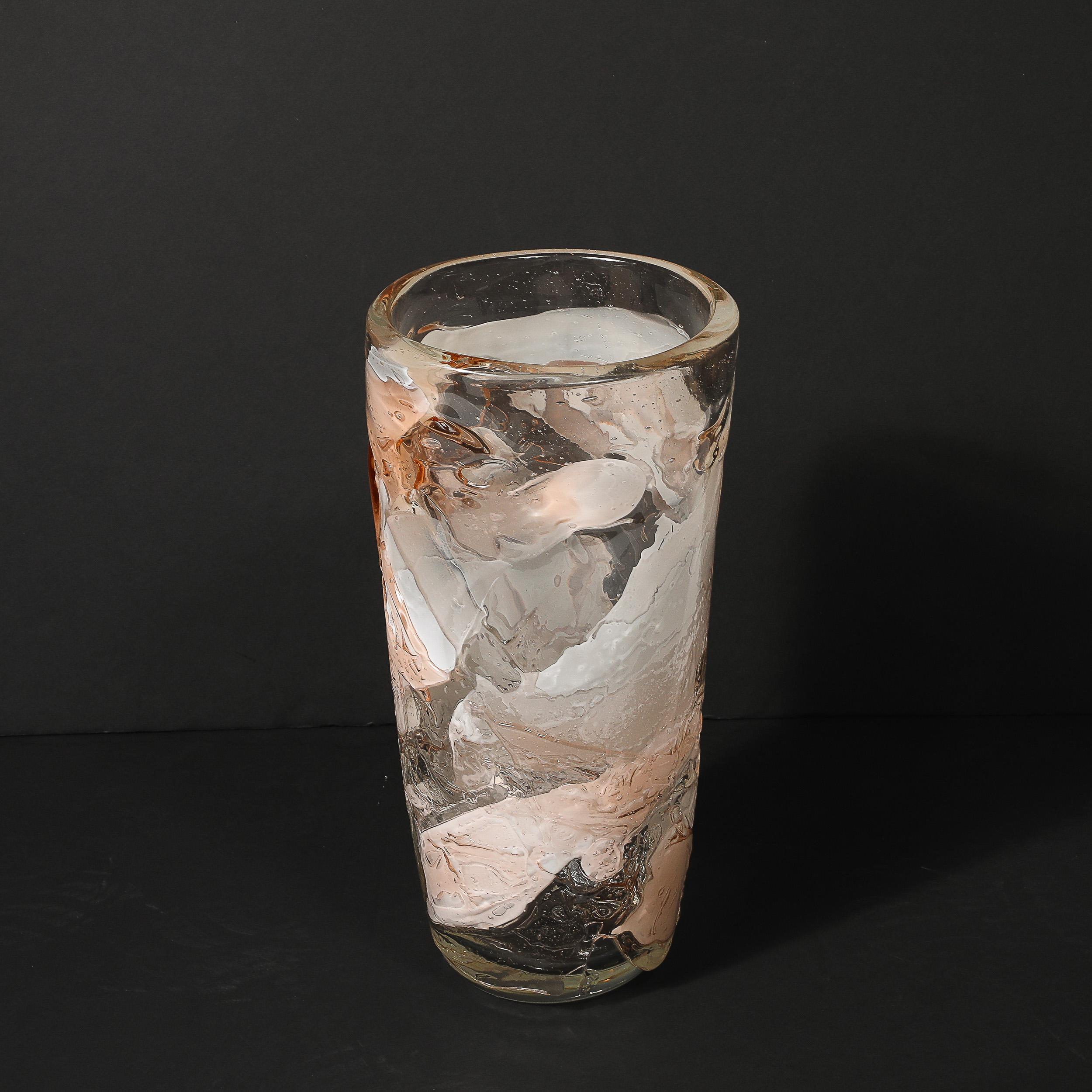 Vase moderniste en verre de Murano soufflé à la main dans des teintes abstraites et texturées de blanc et d'abricot en vente 13