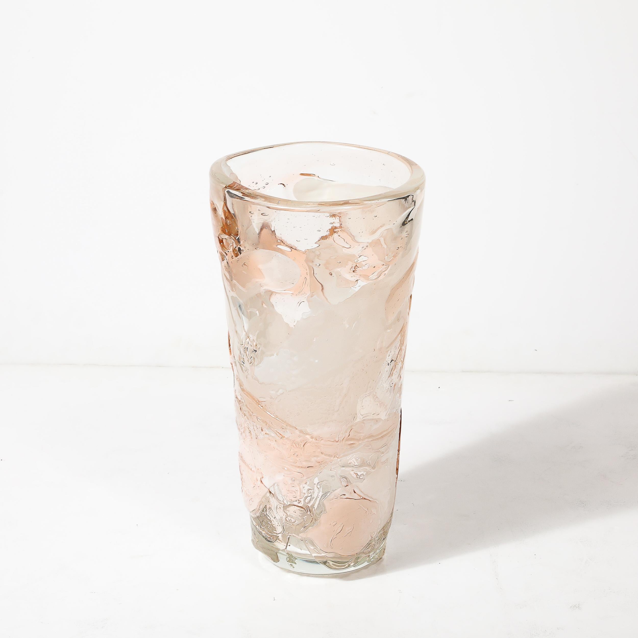 Moderne Vase moderniste en verre de Murano soufflé à la main dans des teintes abstraites et texturées de blanc et d'abricot en vente