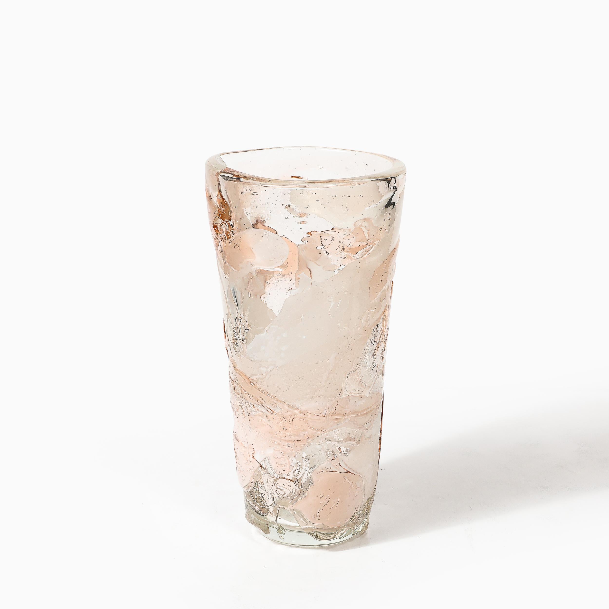 italien Vase moderniste en verre de Murano soufflé à la main dans des teintes abstraites et texturées de blanc et d'abricot en vente