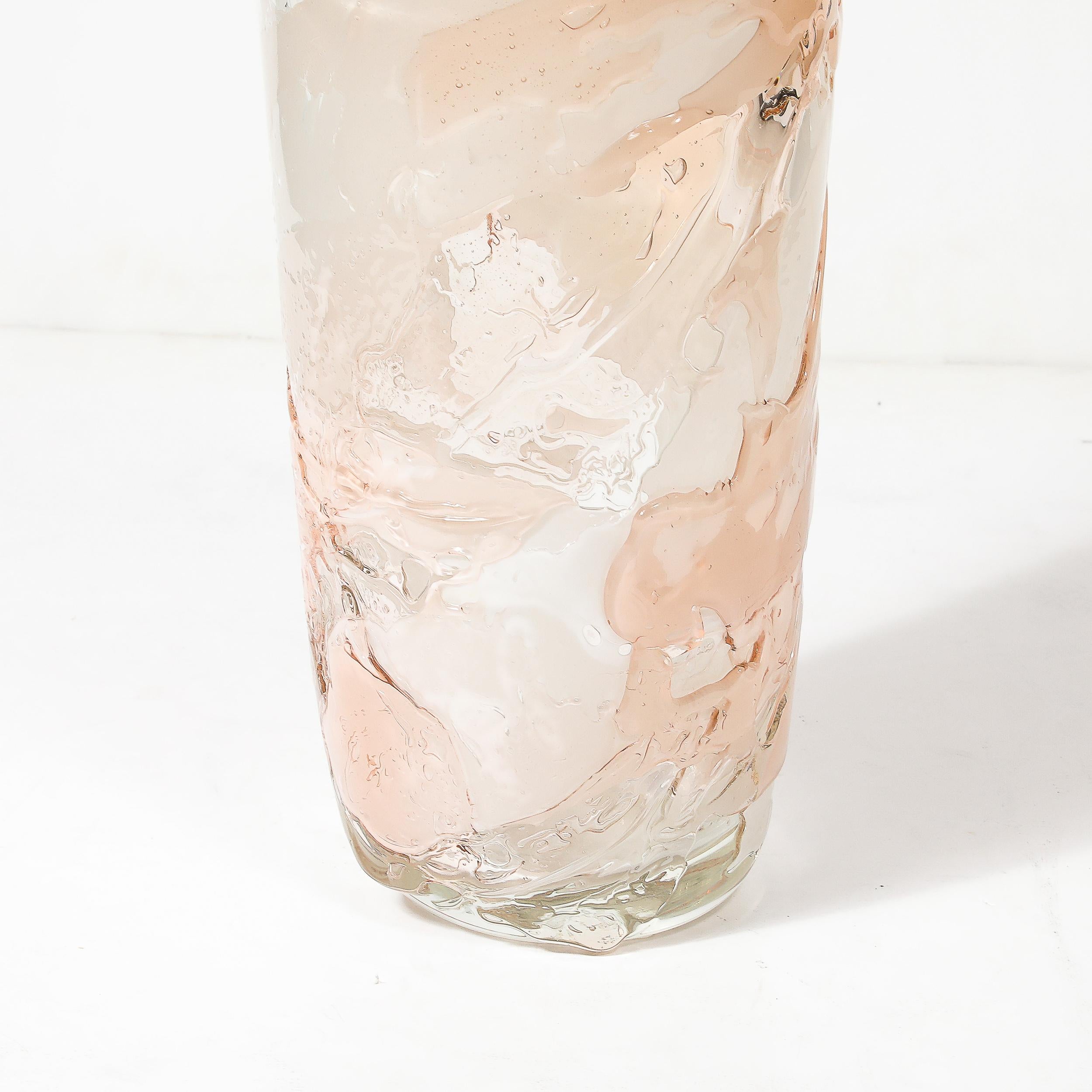 Vase moderniste en verre de Murano soufflé à la main dans des teintes abstraites et texturées de blanc et d'abricot en vente 1