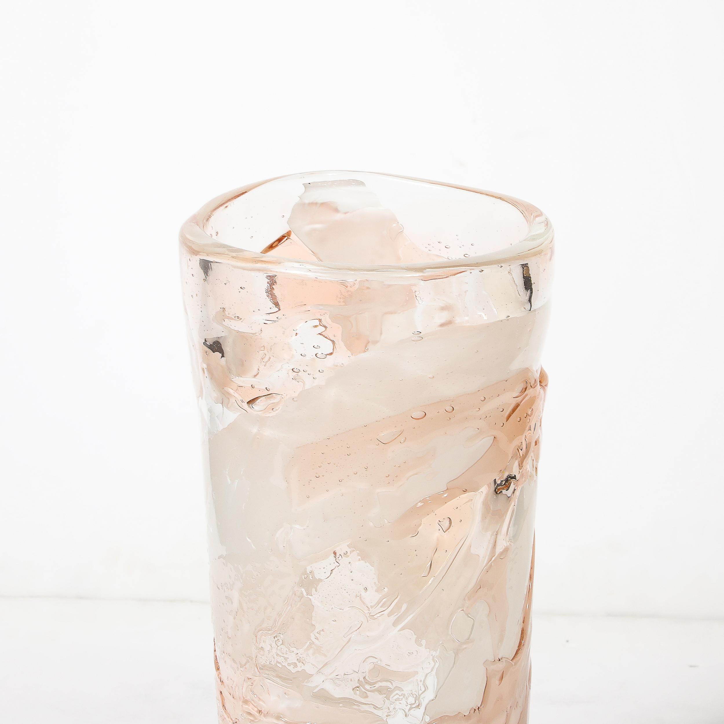 Vase moderniste en verre de Murano soufflé à la main dans des teintes abstraites et texturées de blanc et d'abricot en vente 2