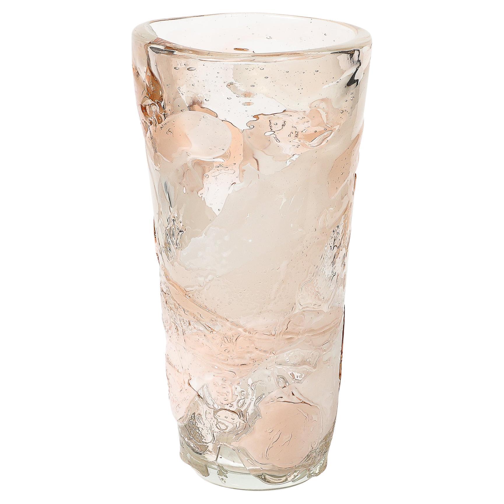 Vase moderniste en verre de Murano soufflé à la main dans des teintes abstraites et texturées de blanc et d'abricot en vente