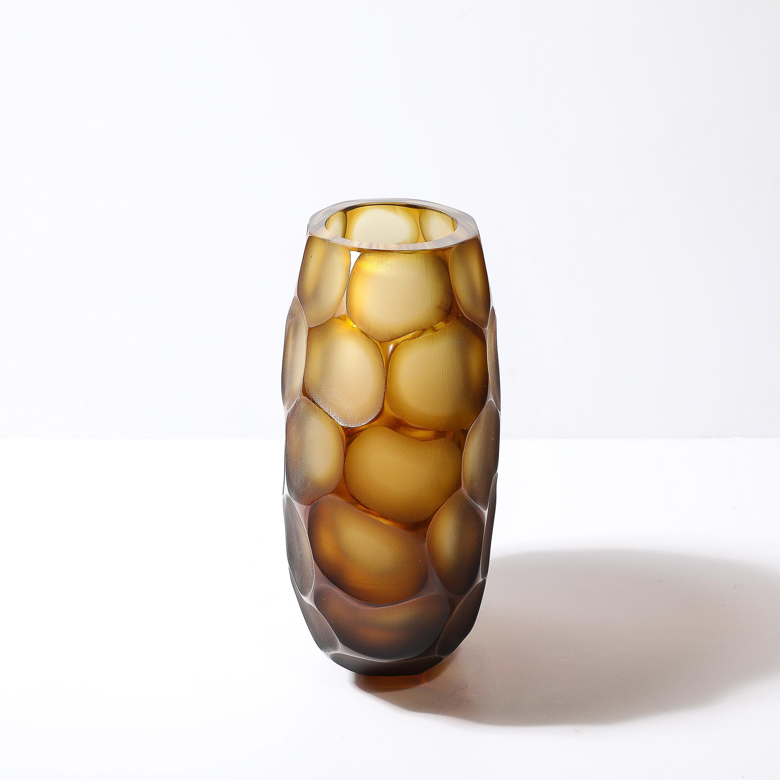Vase moderniste en verre de Murano soufflé à la main en ambre avec détails Battuto en vente 3
