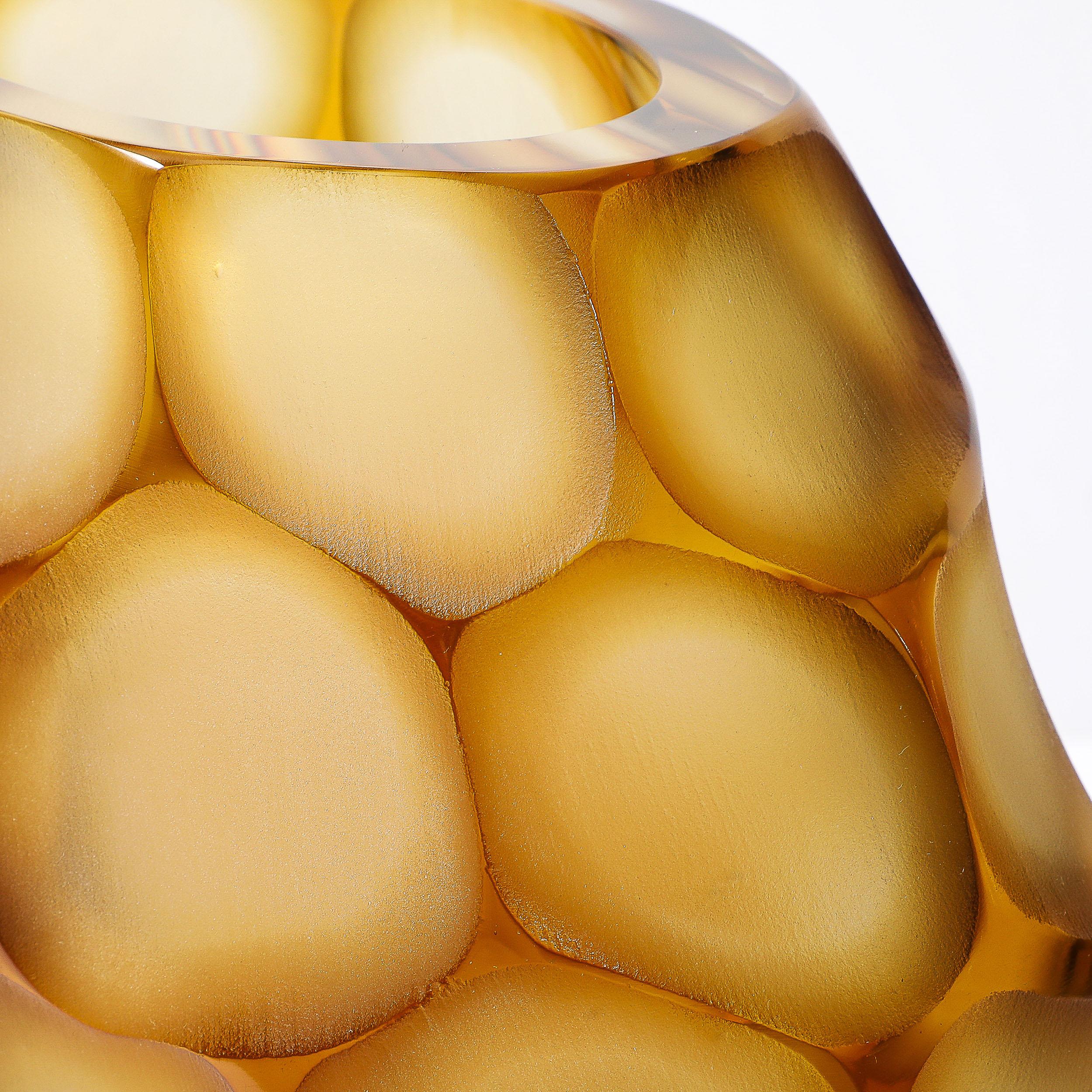 Vase moderniste en verre de Murano soufflé à la main en ambre avec détails Battuto en vente 4