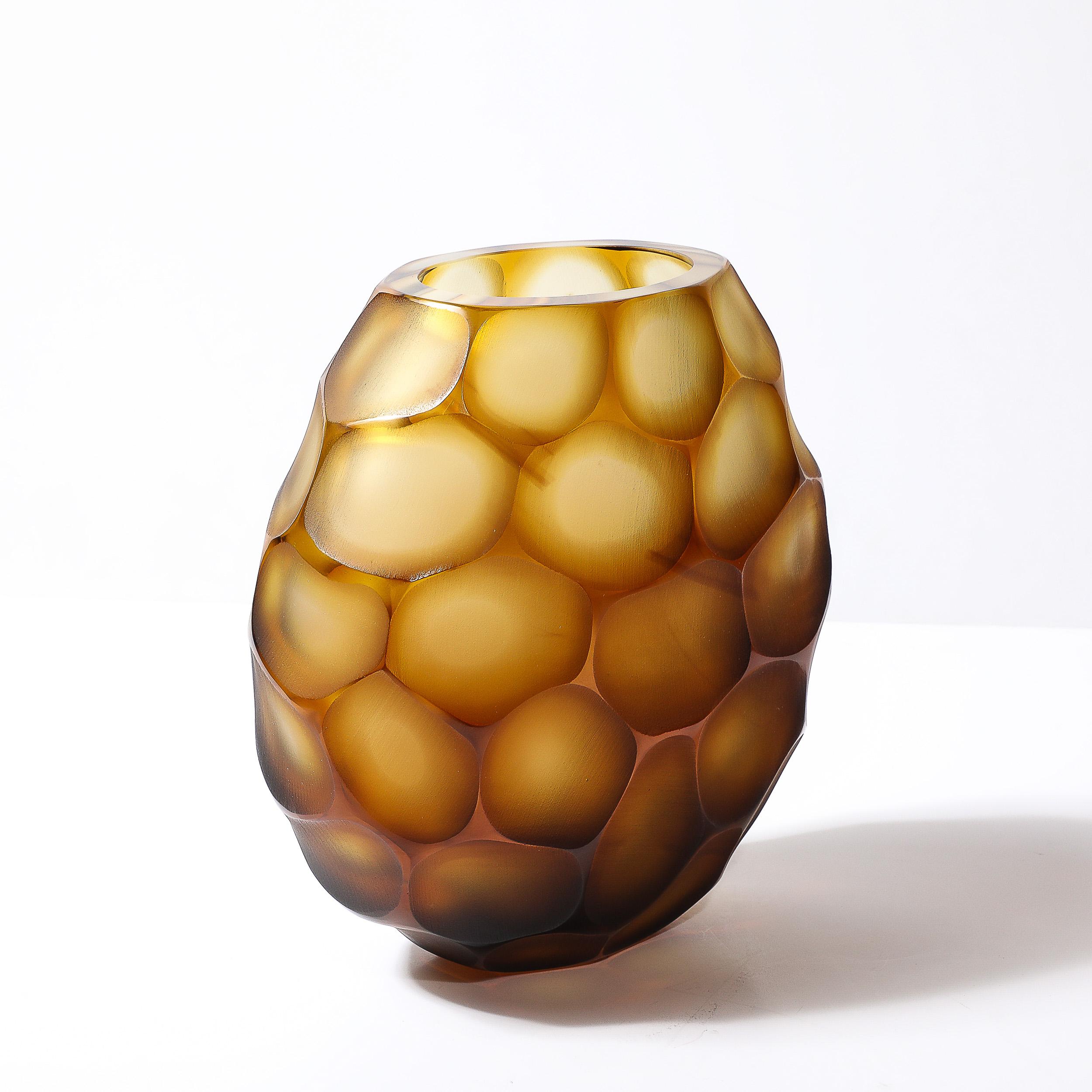 Ce vase en verre de Murano soufflé à la main, de style moderniste, de couleur ambre et orné de détails Battuto, est originaire d'Italie au cours du 21e siècle. La pièce présente une bouche plate et polie, une composition arrondie et des détails