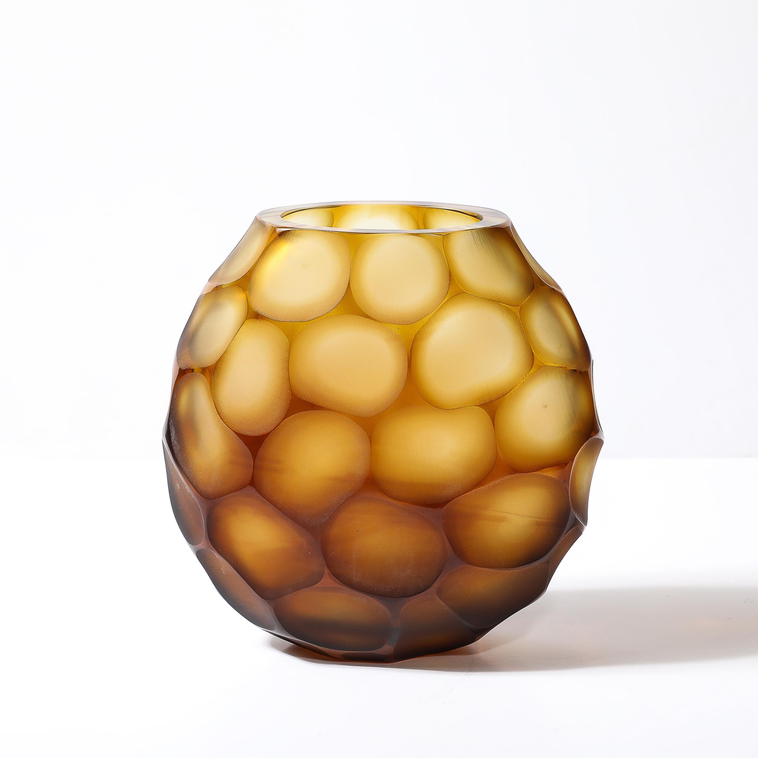 Moderne Vase moderniste en verre de Murano soufflé à la main en ambre avec détails Battuto en vente