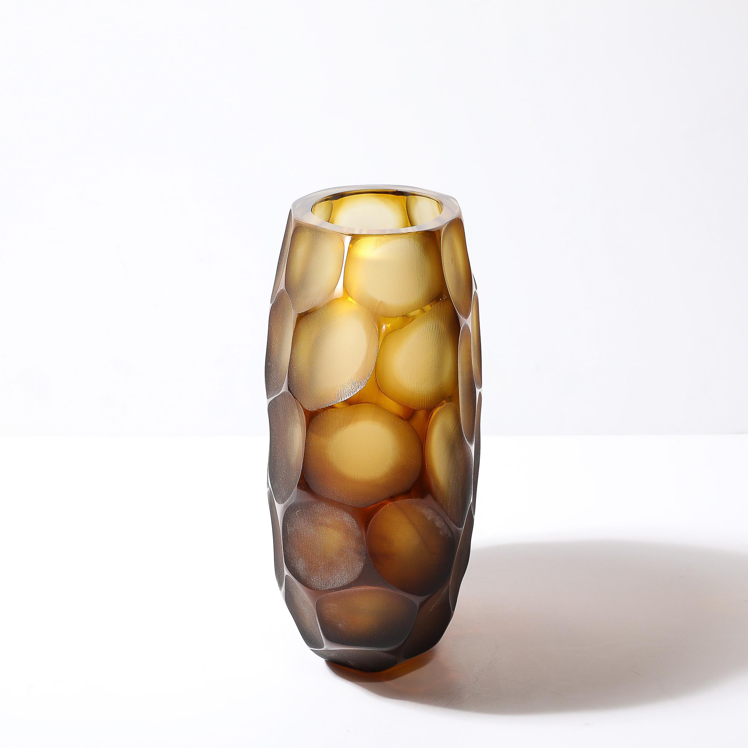 XXIe siècle et contemporain Vase moderniste en verre de Murano soufflé à la main en ambre avec détails Battuto en vente