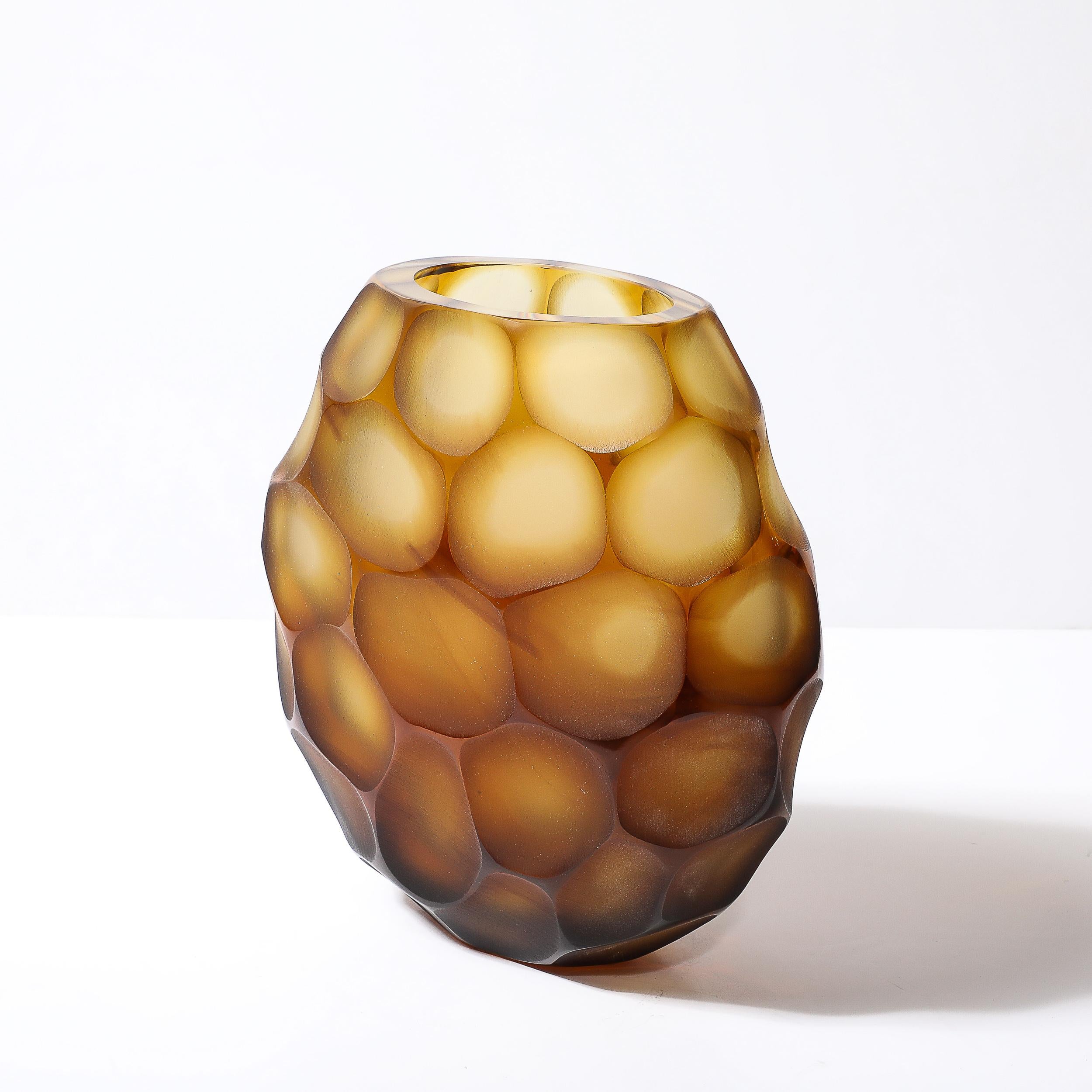 Verre de Murano Vase moderniste en verre de Murano soufflé à la main en ambre avec détails Battuto en vente