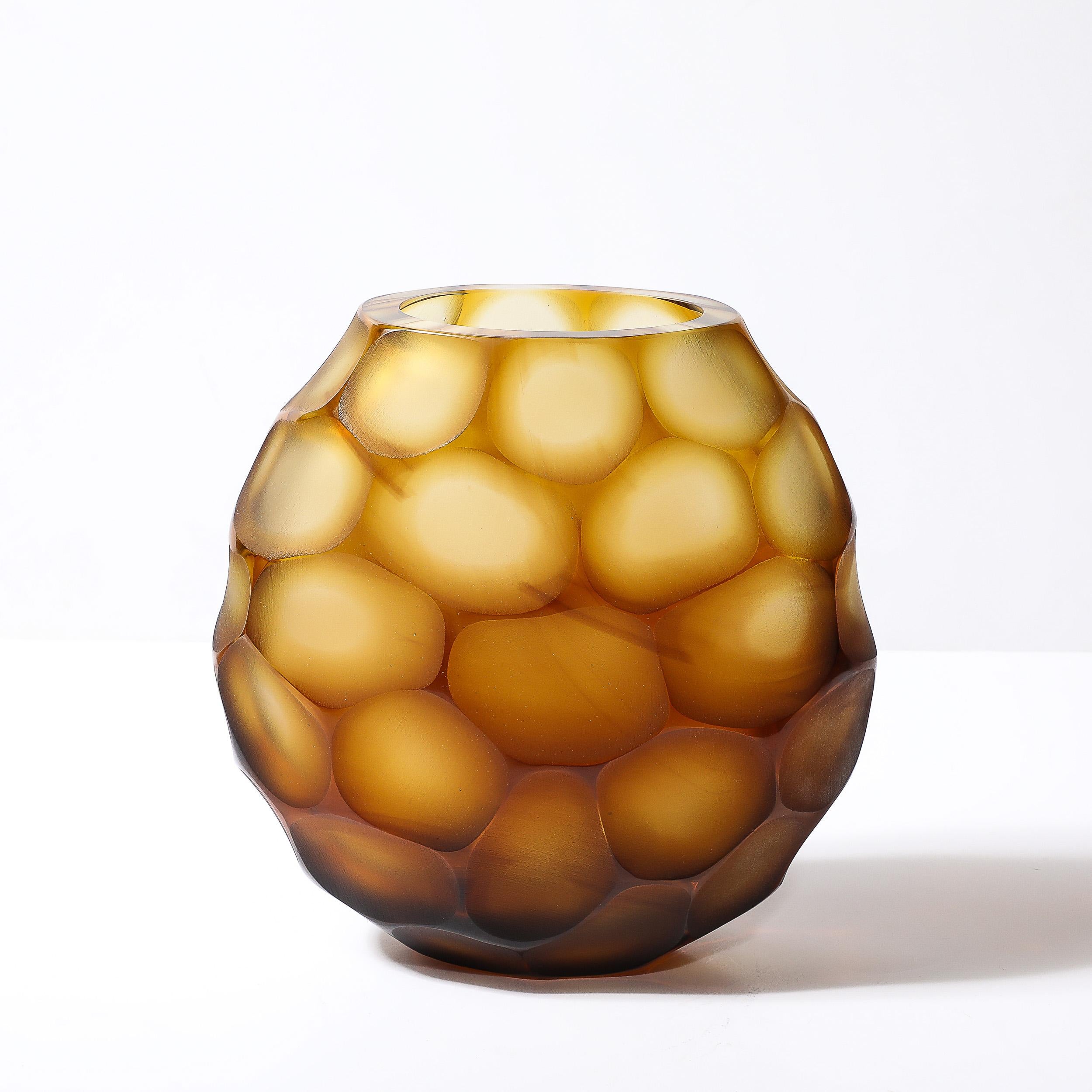 Vase moderniste en verre de Murano soufflé à la main en ambre avec détails Battuto en vente 1