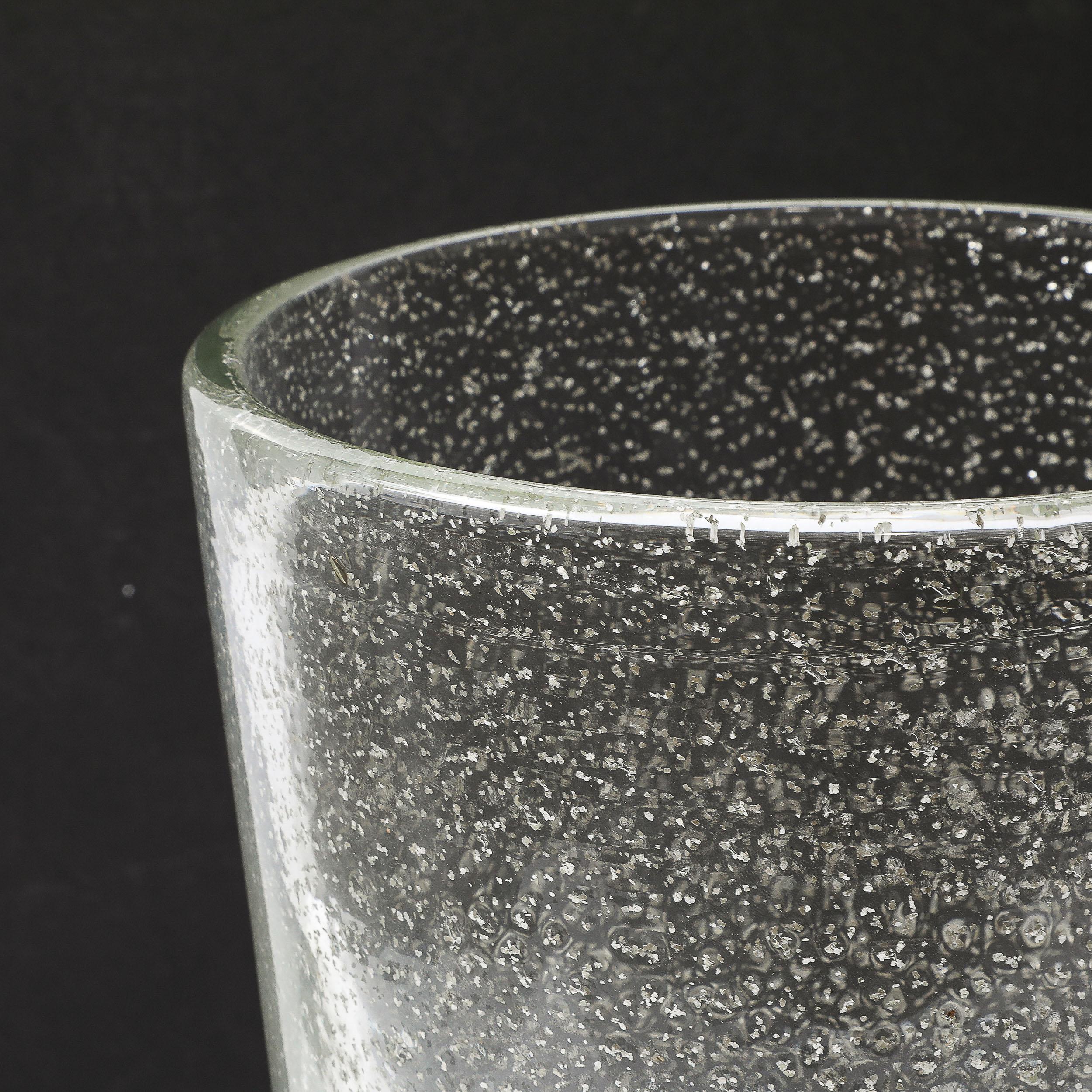 Questo vaso modernista in vetro di Murano soffiato a mano, ben dimensionato e materialmente squisito, con macchie d'oro bianco a 24 carati, proviene dall'Italia del XXI secolo. Con un profilo riservato ma di dimensioni notevoli, questo pezzo è