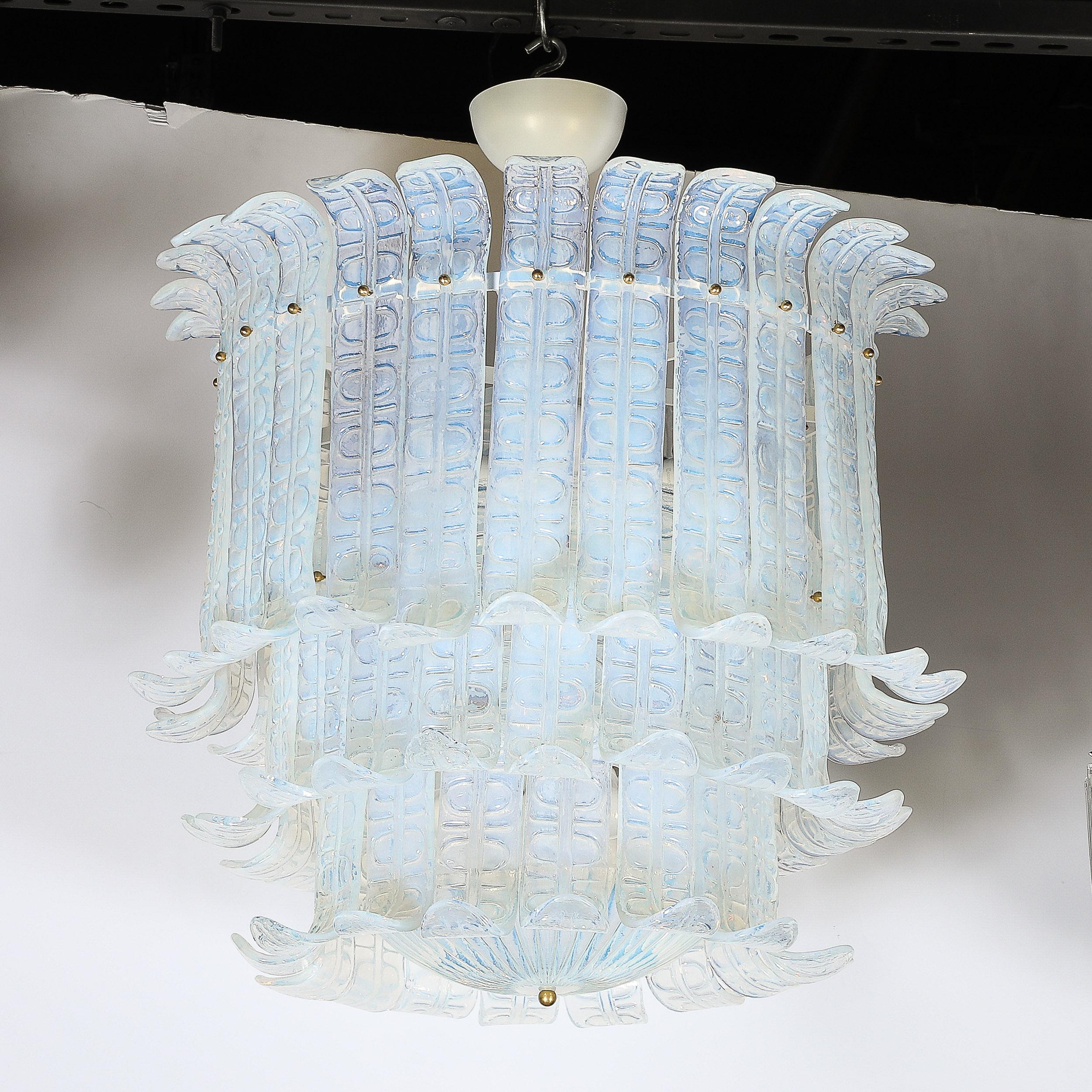 Lustre moderniste à 3 niveaux en verre texturé moulé opalescent de Murano soufflé à la main en vente 3