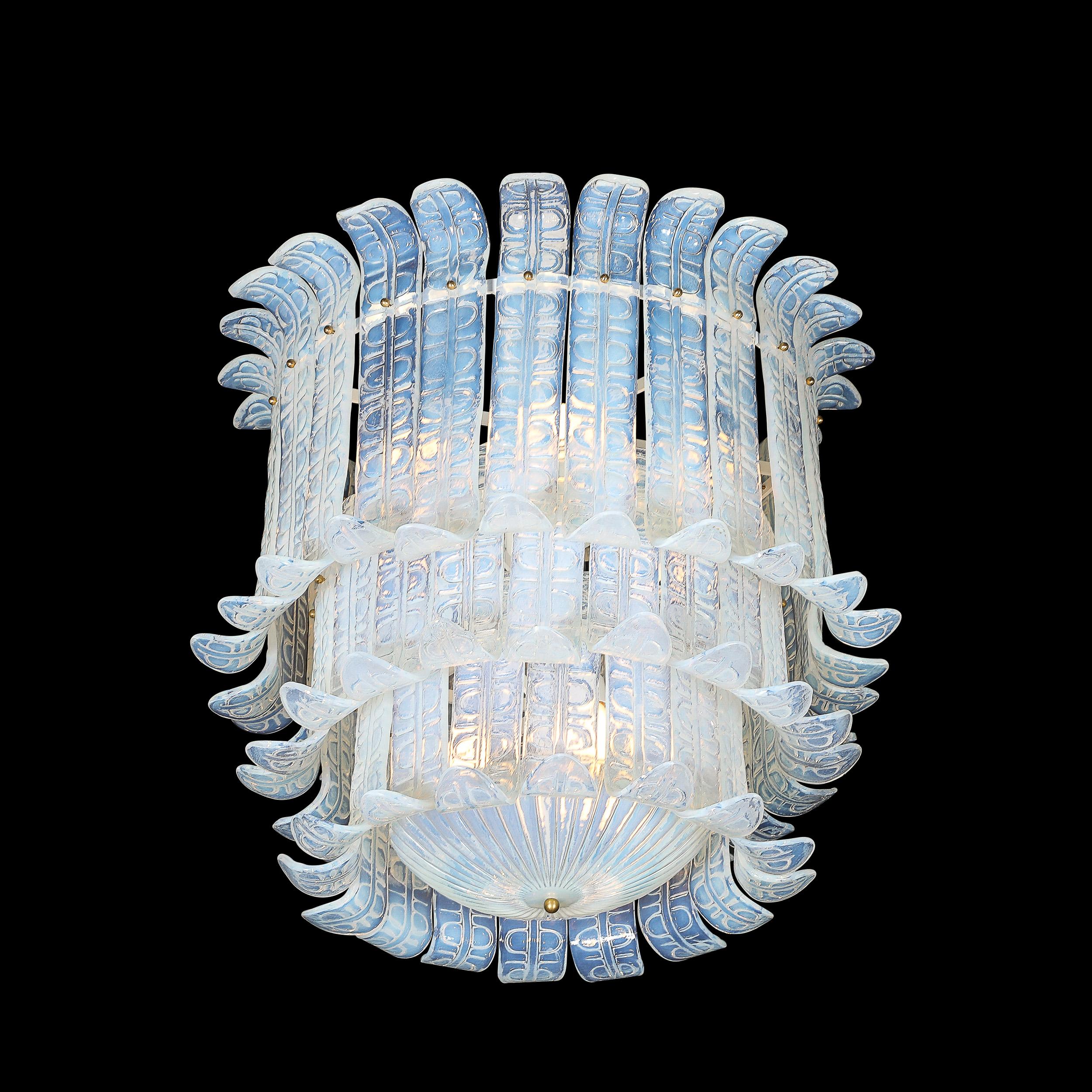 Ce lustre moderniste en verre opalescent de Murano soufflé à la main, fabriqué en Italie au XXIe siècle, représente le summum de l'élégance et de l'art contemporains. Le lustre est composé de trois niveaux d'éléments en verre opalescent exquis,