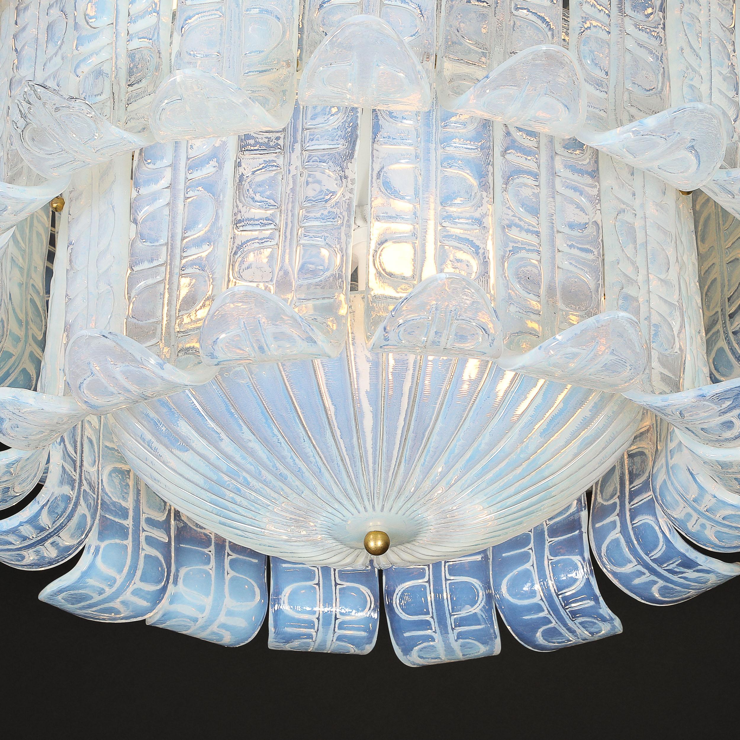 Lustre moderniste à 3 niveaux en verre texturé moulé opalescent de Murano soufflé à la main en vente 13