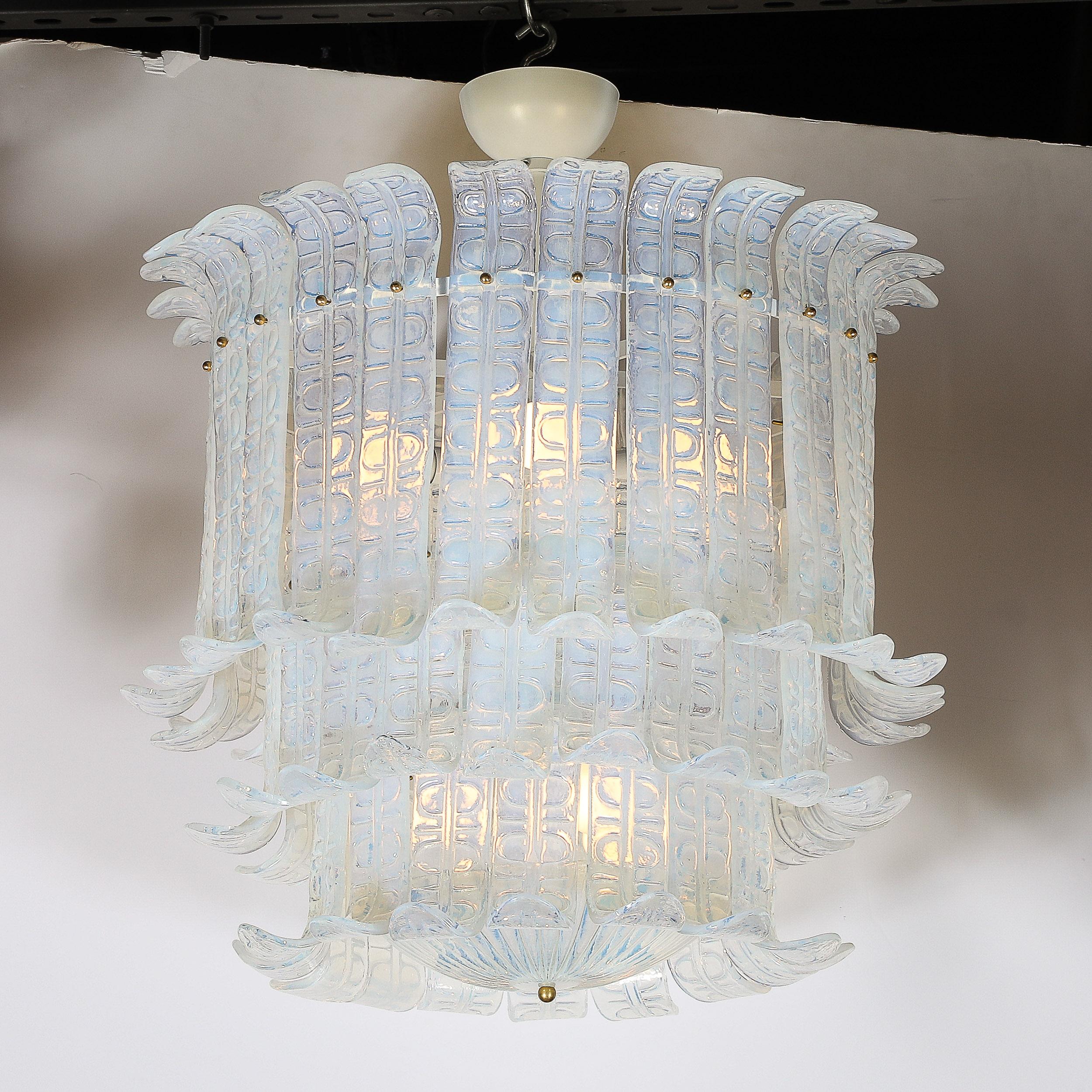 italien Lustre moderniste à 3 niveaux en verre texturé moulé opalescent de Murano soufflé à la main en vente