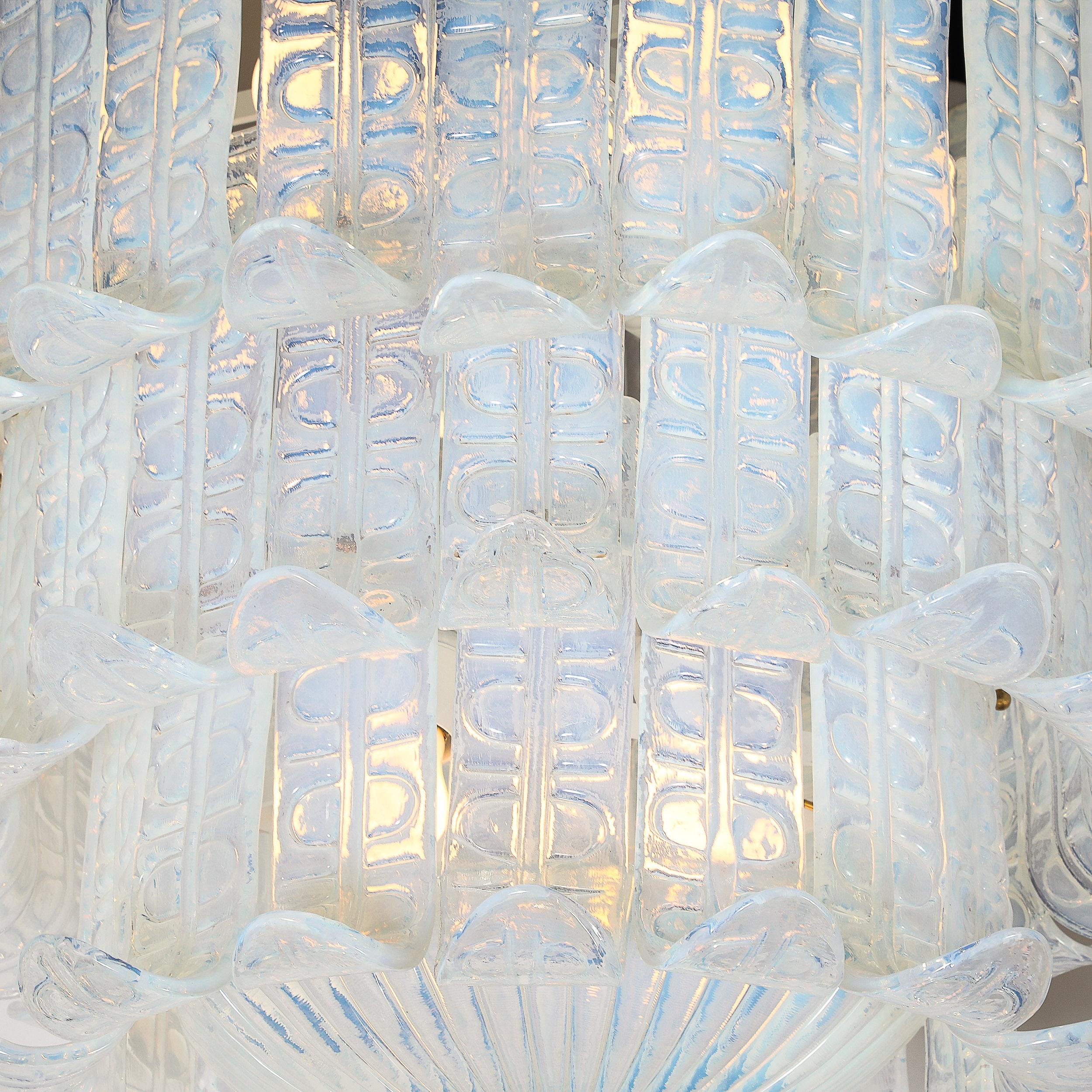 XXIe siècle et contemporain Lustre moderniste à 3 niveaux en verre texturé moulé opalescent de Murano soufflé à la main en vente