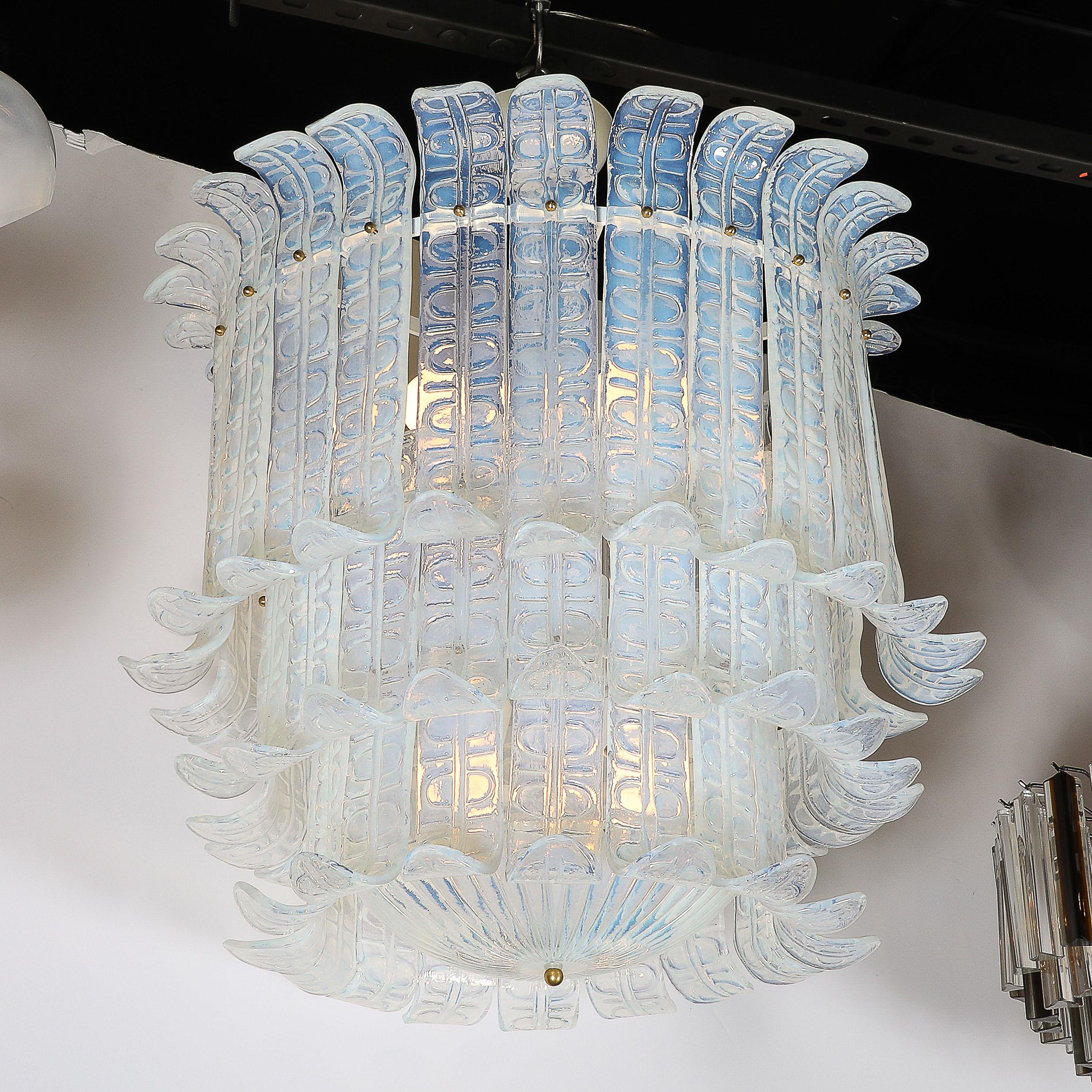 Lustre moderniste à 3 niveaux en verre texturé moulé opalescent de Murano soufflé à la main en vente 2