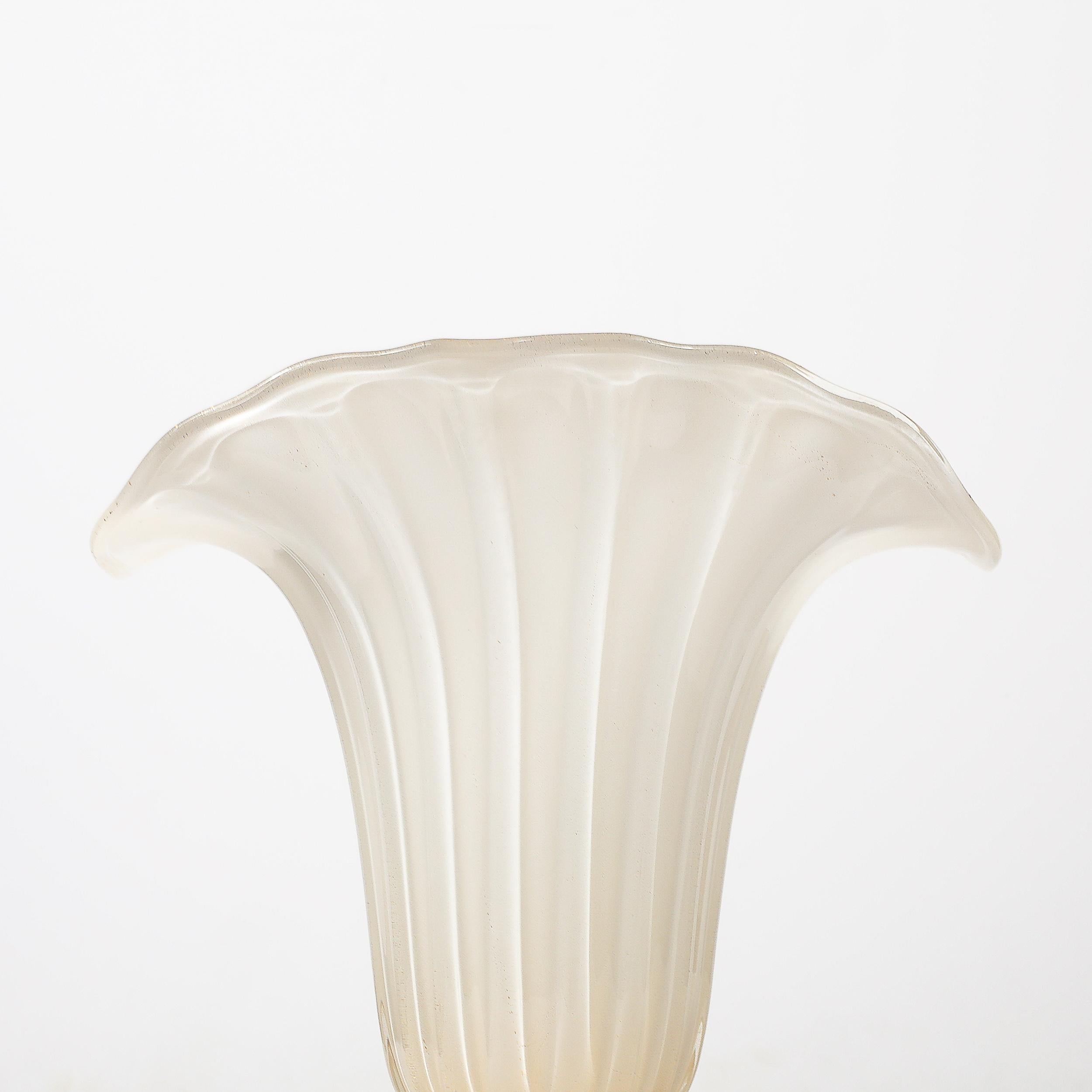 Jarrón modernista de cristal nacarado de Murano soplado a mano con motas de oro de 24 quilates en venta 4