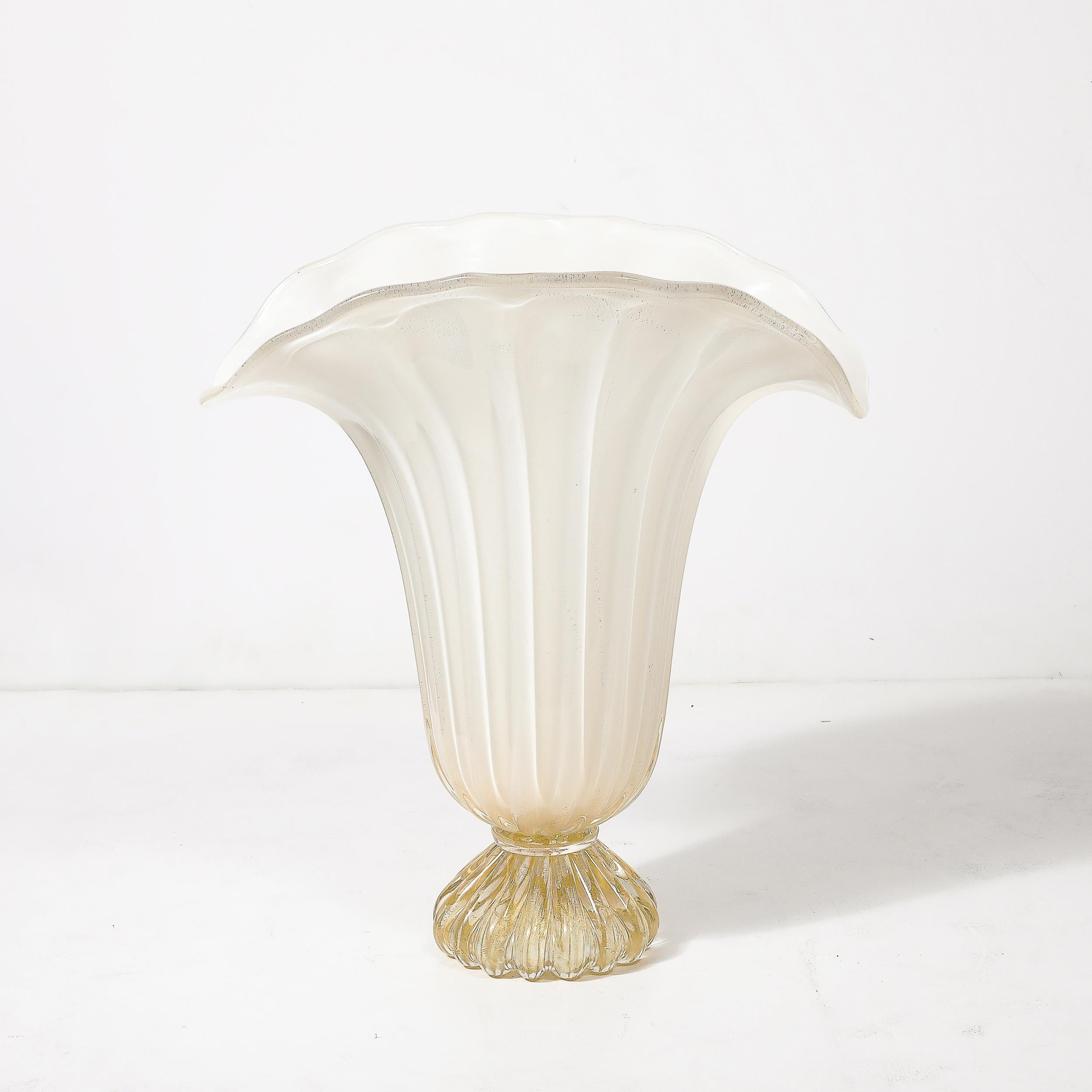 Este radiante jarrón de cristal de Murano soplado a mano es una impresionante representación del arte modernista veneciano. Con un acabado nacarado que cambia de tonalidad según la luz, el jarrón encarna una sensación de belleza etérea. Adornada con
