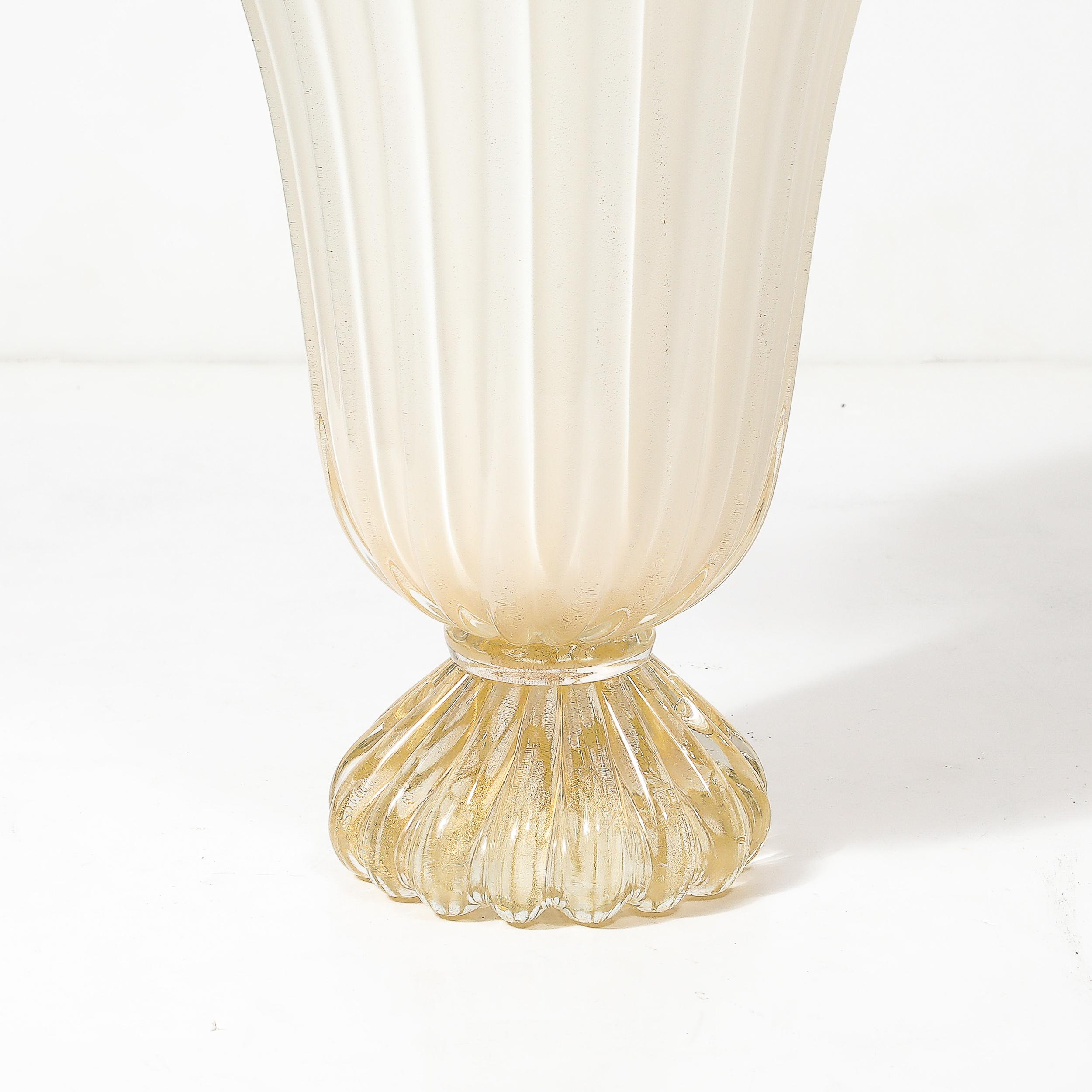 Jarrón modernista de cristal nacarado de Murano soplado a mano con motas de oro de 24 quilates Moderno en venta