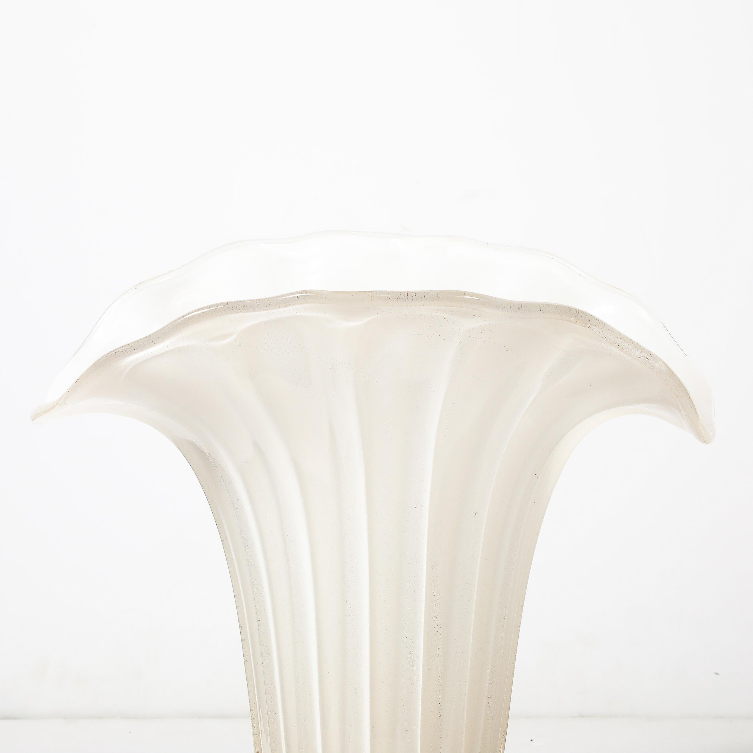 Jarrón modernista de cristal nacarado de Murano soplado a mano con motas de oro de 24 quilates Italiano en venta